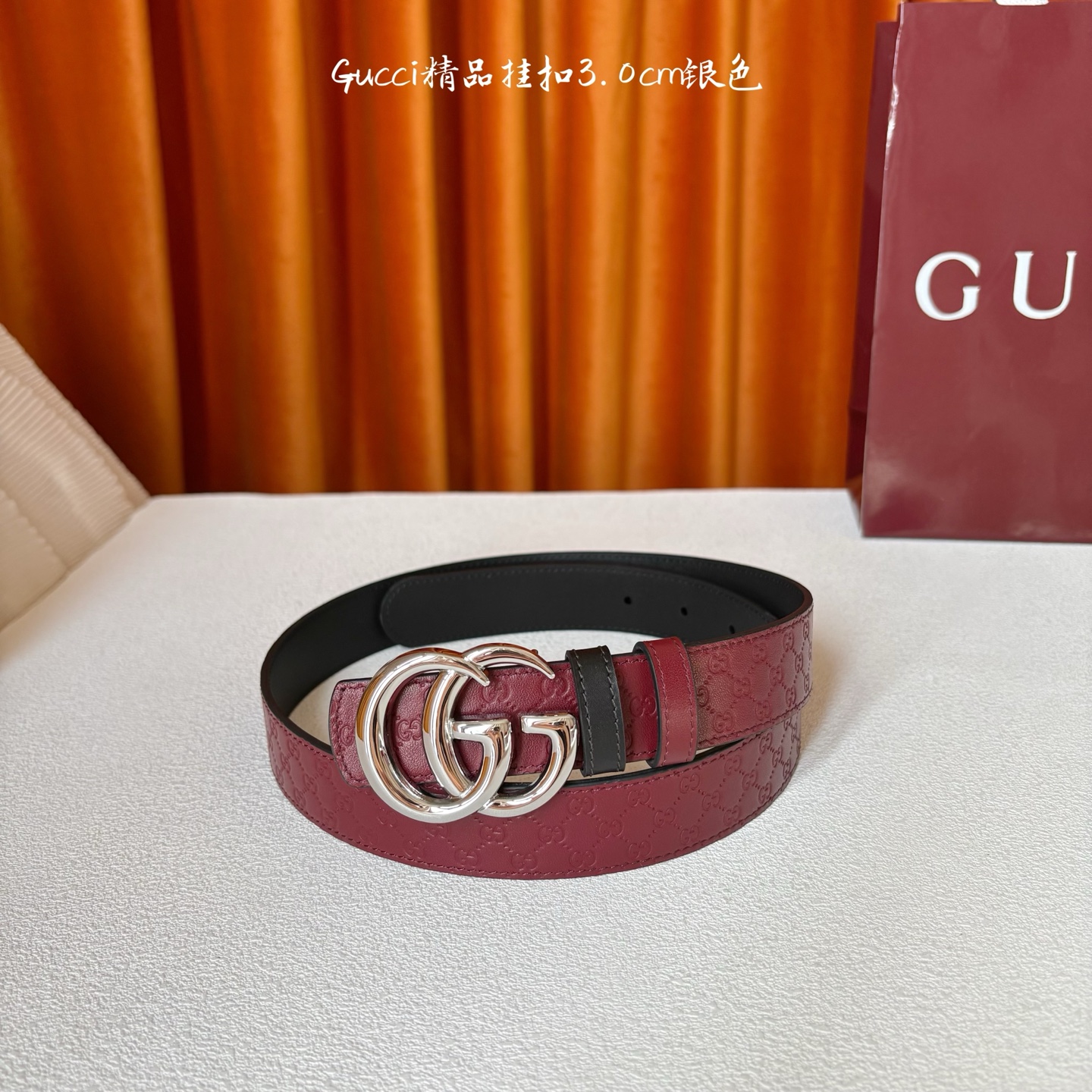 Gucci这款30MM腰带一面为酒红色牛皮革，另一面为黑色牛皮革，搭配可拆卸互扣式双G搭扣，双面可用，潮