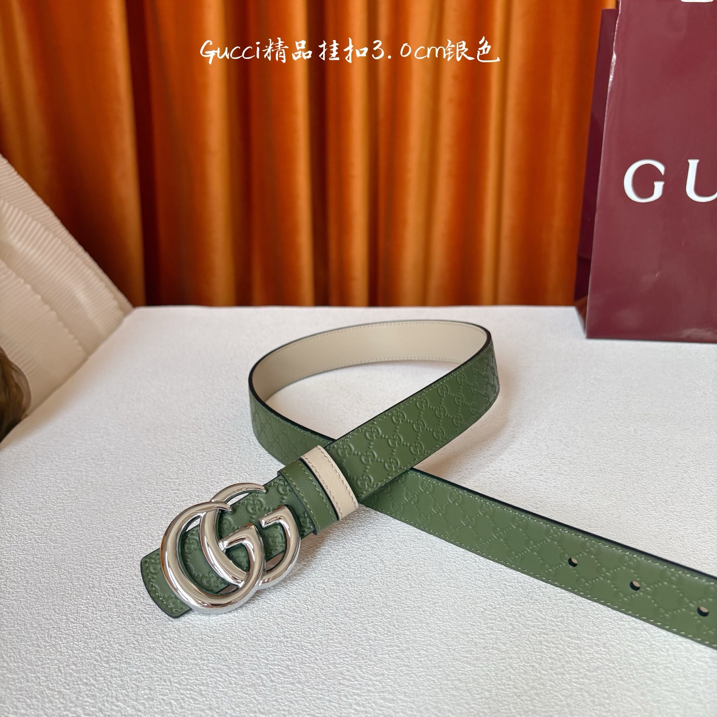 Gucci这款30MM腰带一面为绿色牛皮革，另一面为米色牛皮革，搭配可拆卸互扣式双G搭扣，双面可用，潮流