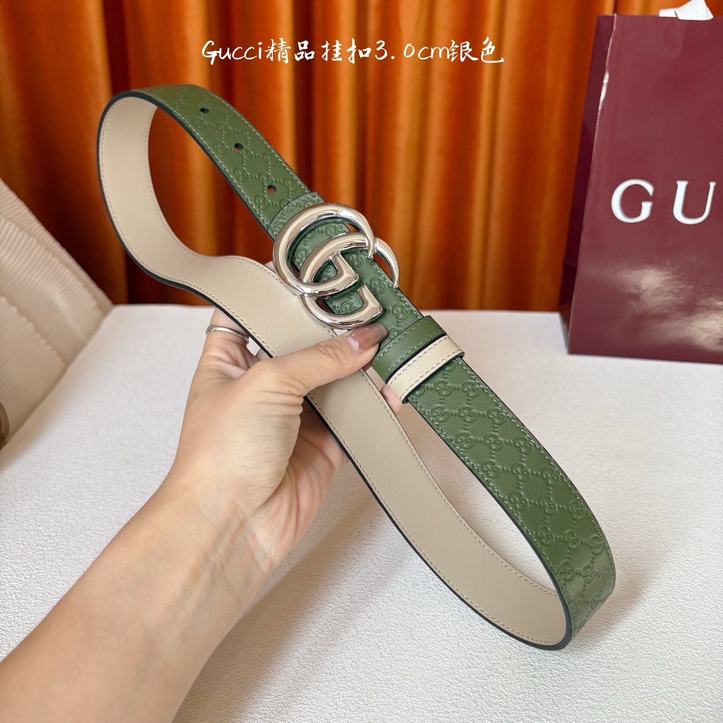 Gucci这款30MM腰带一面为绿色牛皮革，另一面为米色牛皮革，搭配可拆卸互扣式双G搭扣，双面可用，潮流