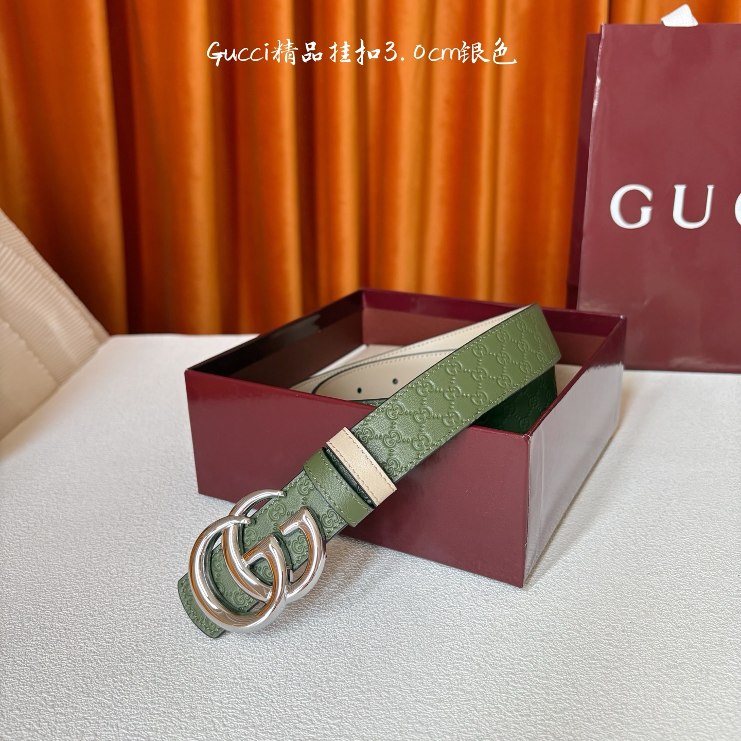 Gucci这款30MM腰带一面为绿色牛皮革，另一面为米色牛皮革，搭配可拆卸互扣式双G搭扣，双面可用，潮流