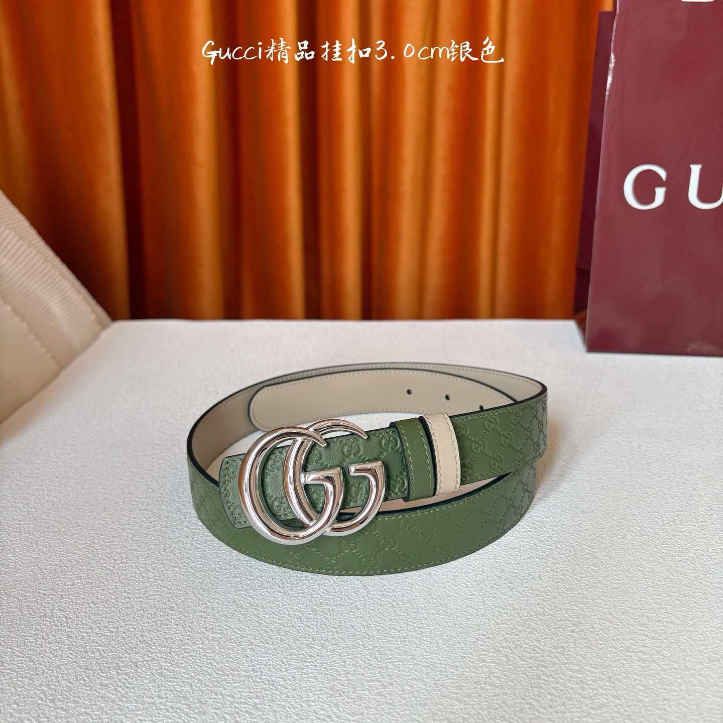 Gucci这款30MM腰带一面为绿色牛皮革，另一面为米色牛皮革，搭配可拆卸互扣式双G搭扣，双面可用，潮流