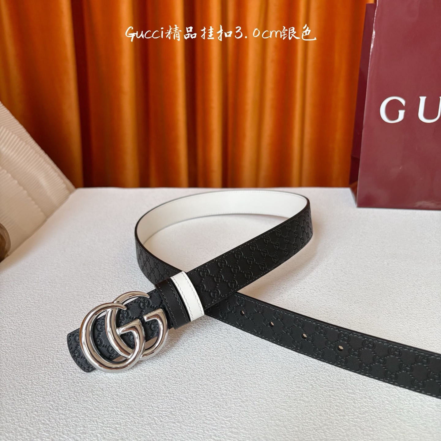 Gucci这款30MM腰带一面为黑色牛皮革，另一面为白色牛皮革，搭配可拆卸互扣式双G搭扣，双面可用，潮流