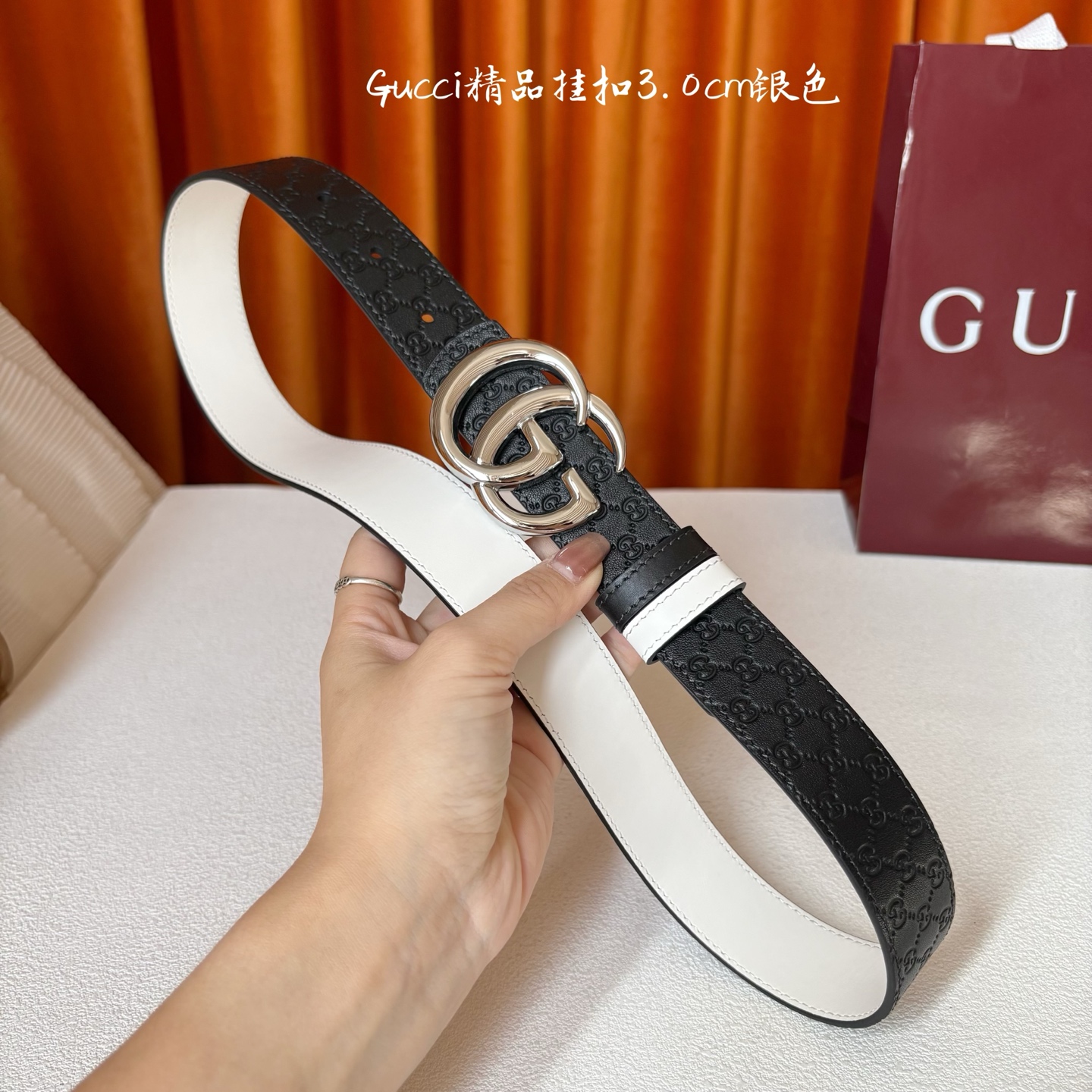 Gucci这款30MM腰带一面为黑色牛皮革，另一面为白色牛皮革，搭配可拆卸互扣式双G搭扣，双面可用，潮流