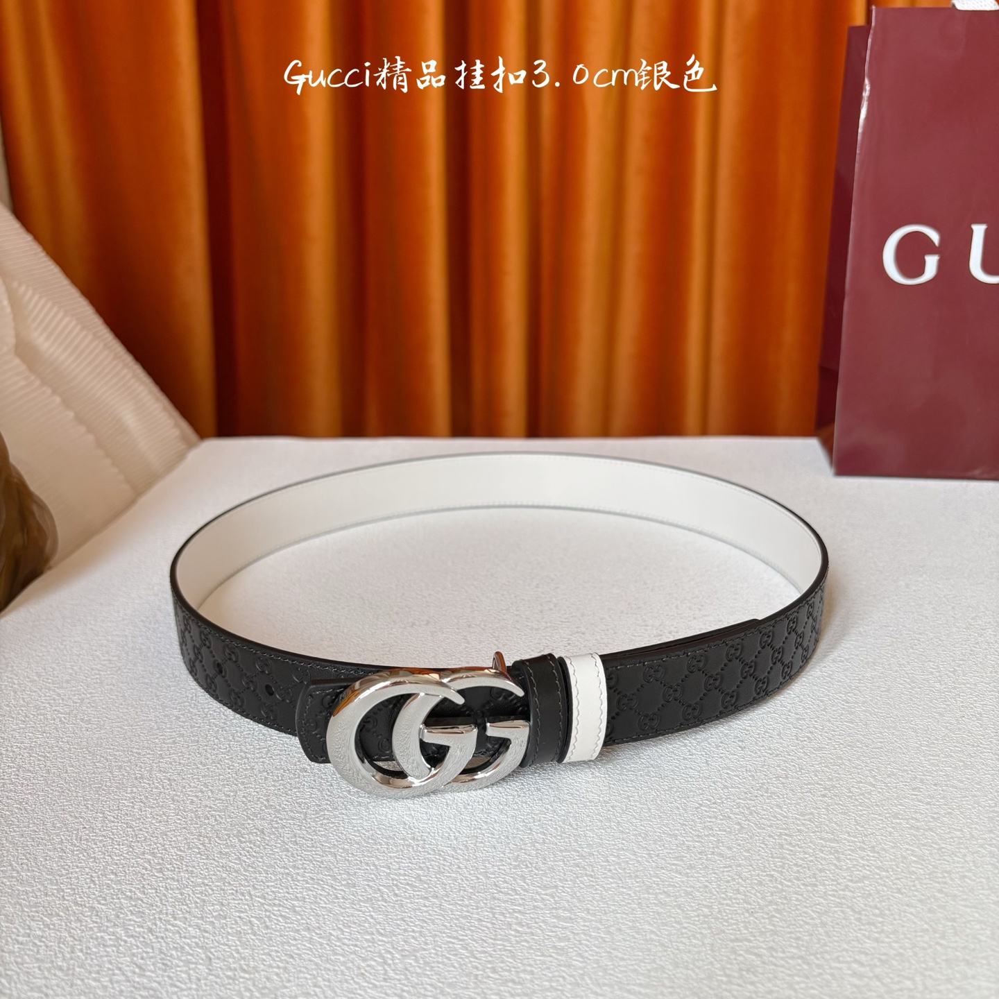 Gucci这款30MM腰带一面为黑色牛皮革，另一面为白色牛皮革，搭配可拆卸互扣式双G搭扣，双面可用，潮流