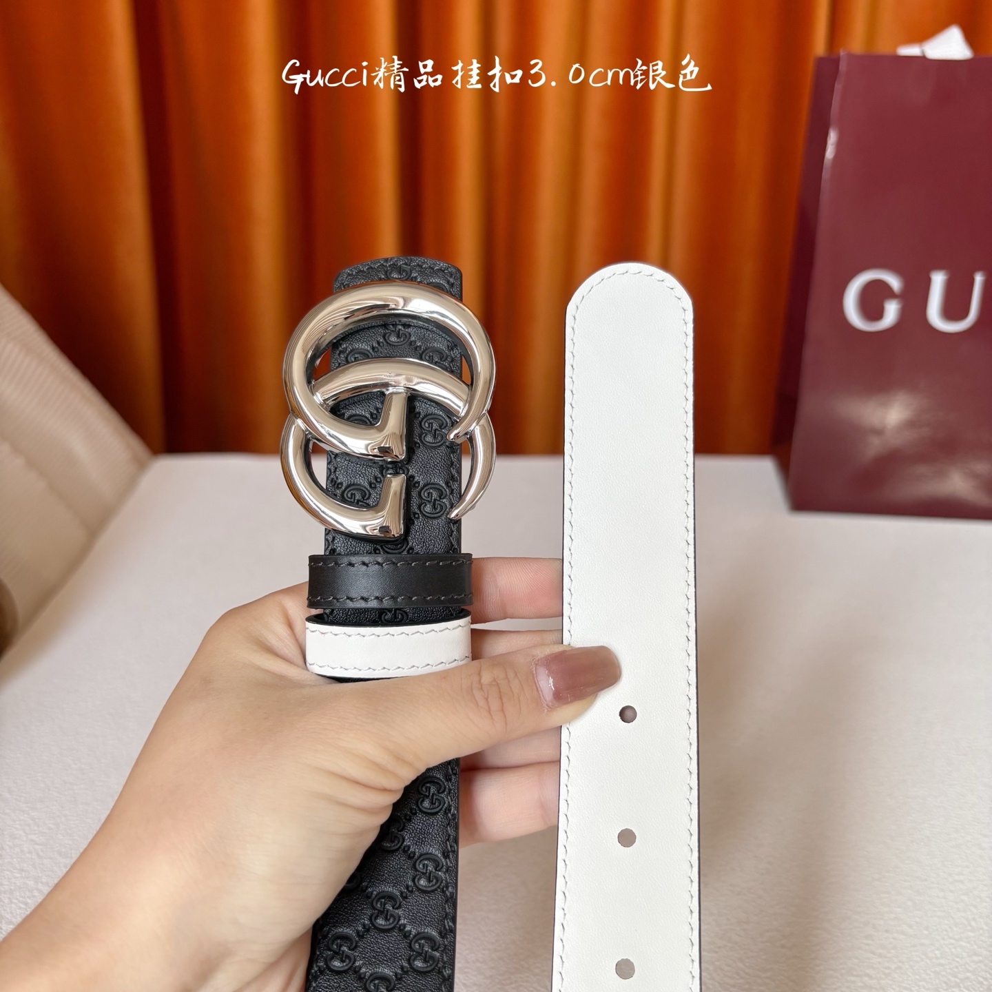 Gucci这款30MM腰带一面为黑色牛皮革，另一面为白色牛皮革，搭配可拆卸互扣式双G搭扣，双面可用，潮流