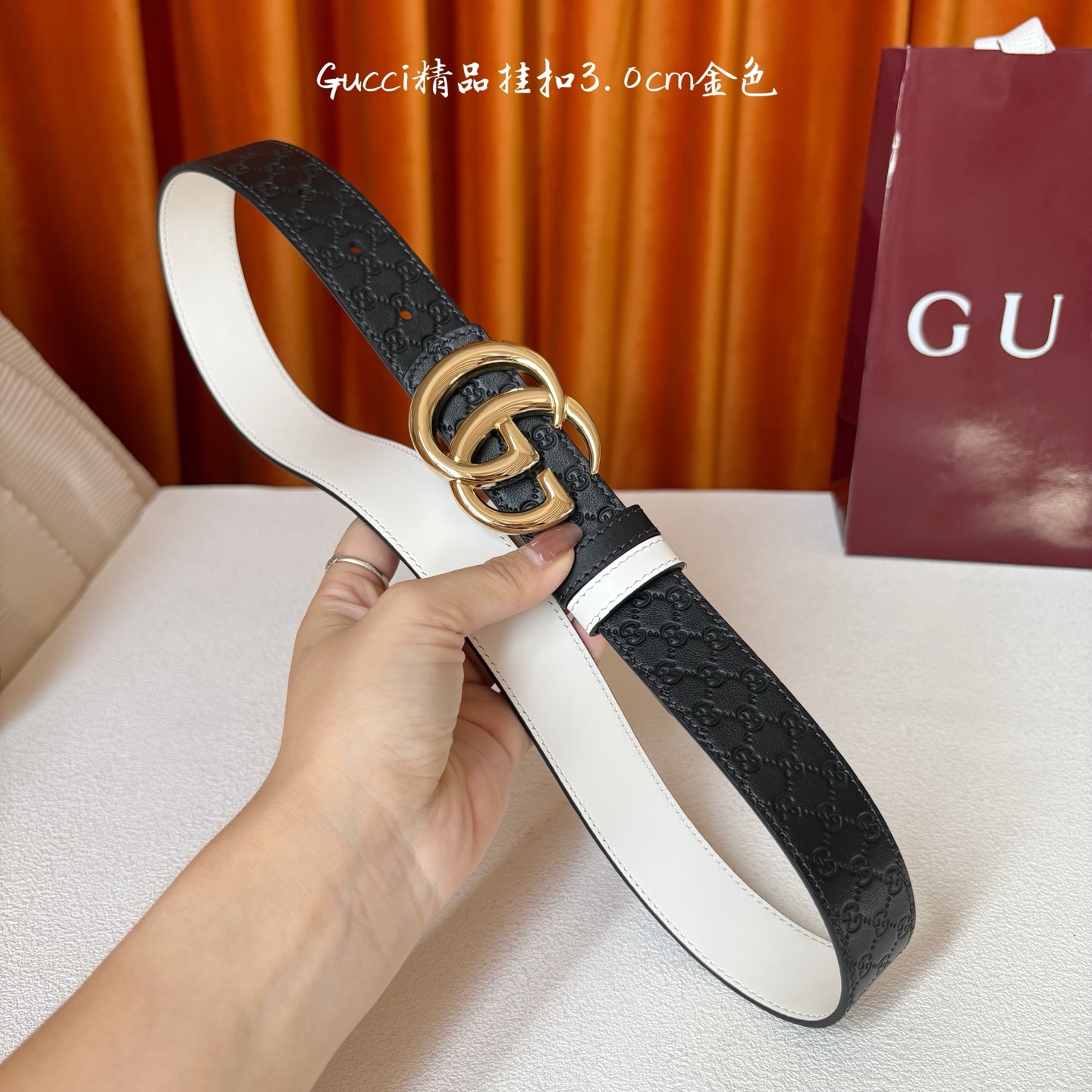 Gucci这款30MM腰带一面为黑色牛皮革，另一面为白色牛皮革，搭配可拆卸互扣式双G搭扣，双面可用，潮流