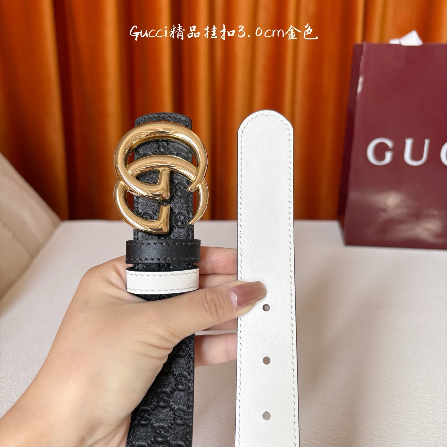 Gucci这款30MM腰带一面为黑色牛皮革，另一面为白色牛皮革，搭配可拆卸互扣式双G搭扣，双面可用，潮流