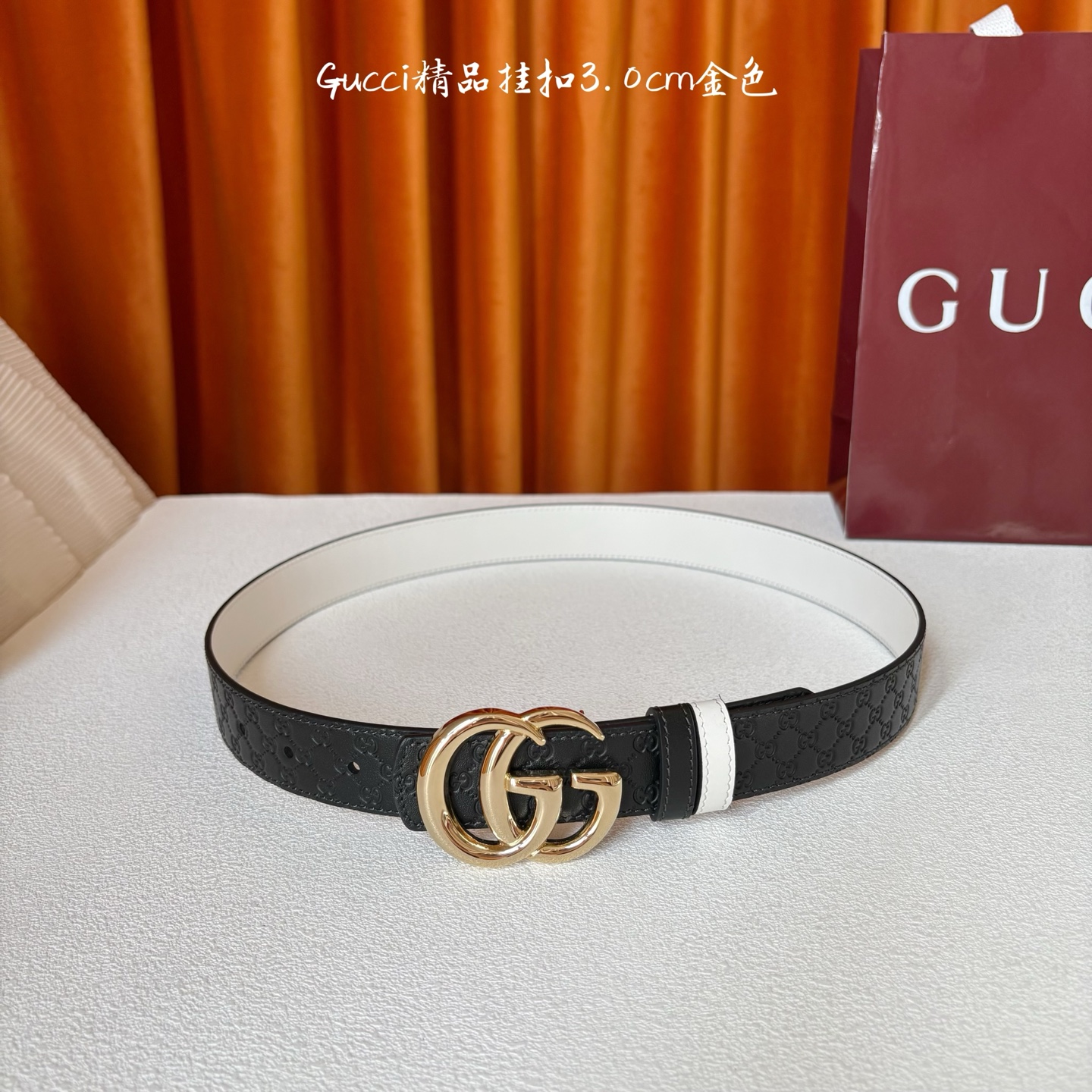 Gucci这款30MM腰带一面为黑色牛皮革，另一面为白色牛皮革，搭配可拆卸互扣式双G搭扣，双面可用，潮流