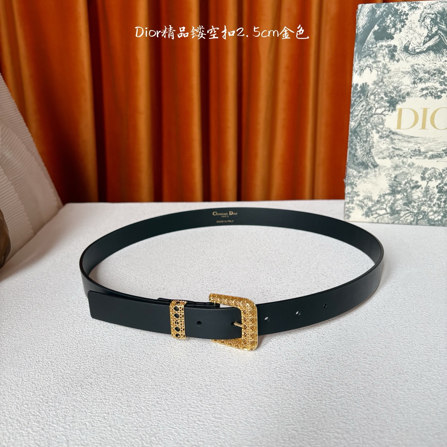 这款 Dior Cannage 腰带是二零二六早春成衣系列新品，重新诠释Dior 经典标识。采用光滑牛皮