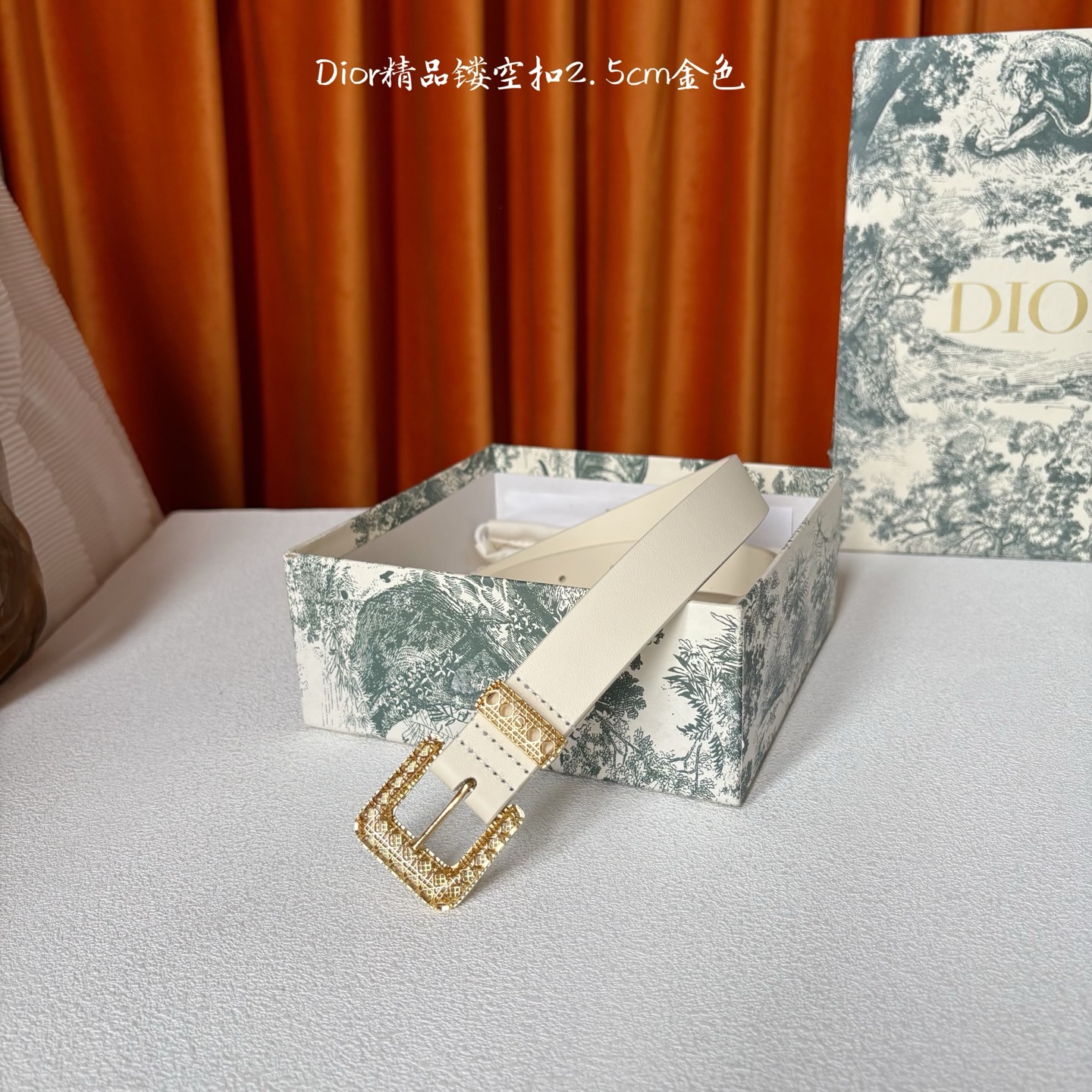 这款 Dior Cannage 腰带是二零二六早春成衣系列新品，重新诠释Dior 经典标识。采用光滑牛皮