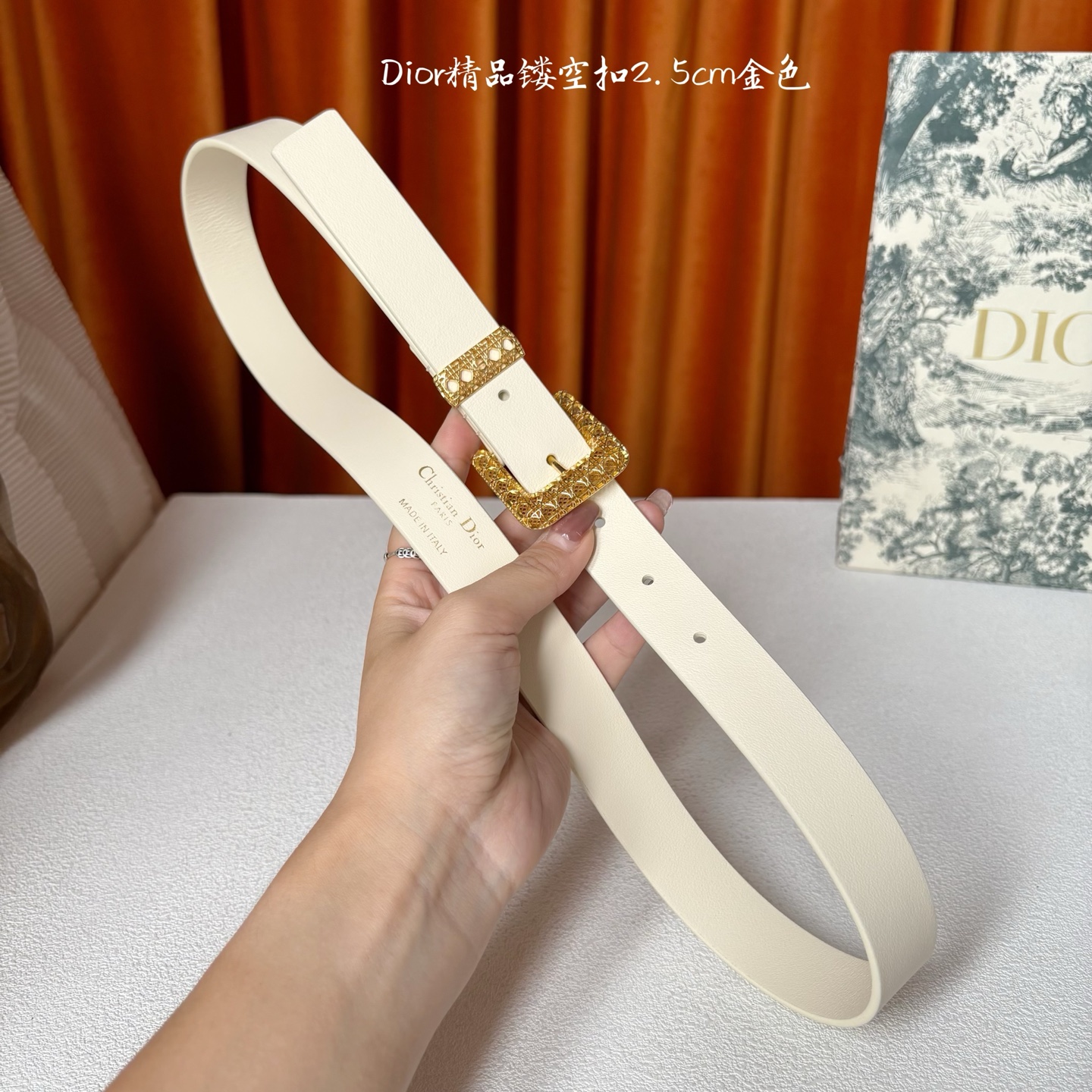 这款 Dior Cannage 腰带是二零二六早春成衣系列新品，重新诠释Dior 经典标识。采用光滑牛皮