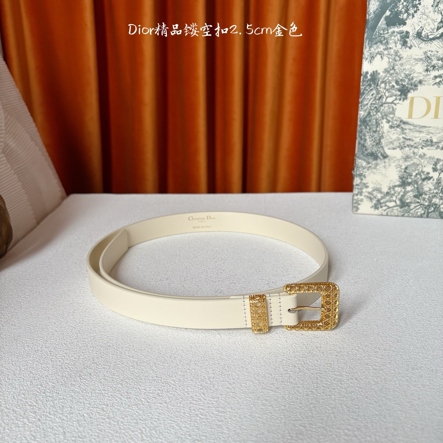 这款 Dior Cannage 腰带是二零二六早春成衣系列新品，重新诠释Dior 经典标识。采用光滑牛皮