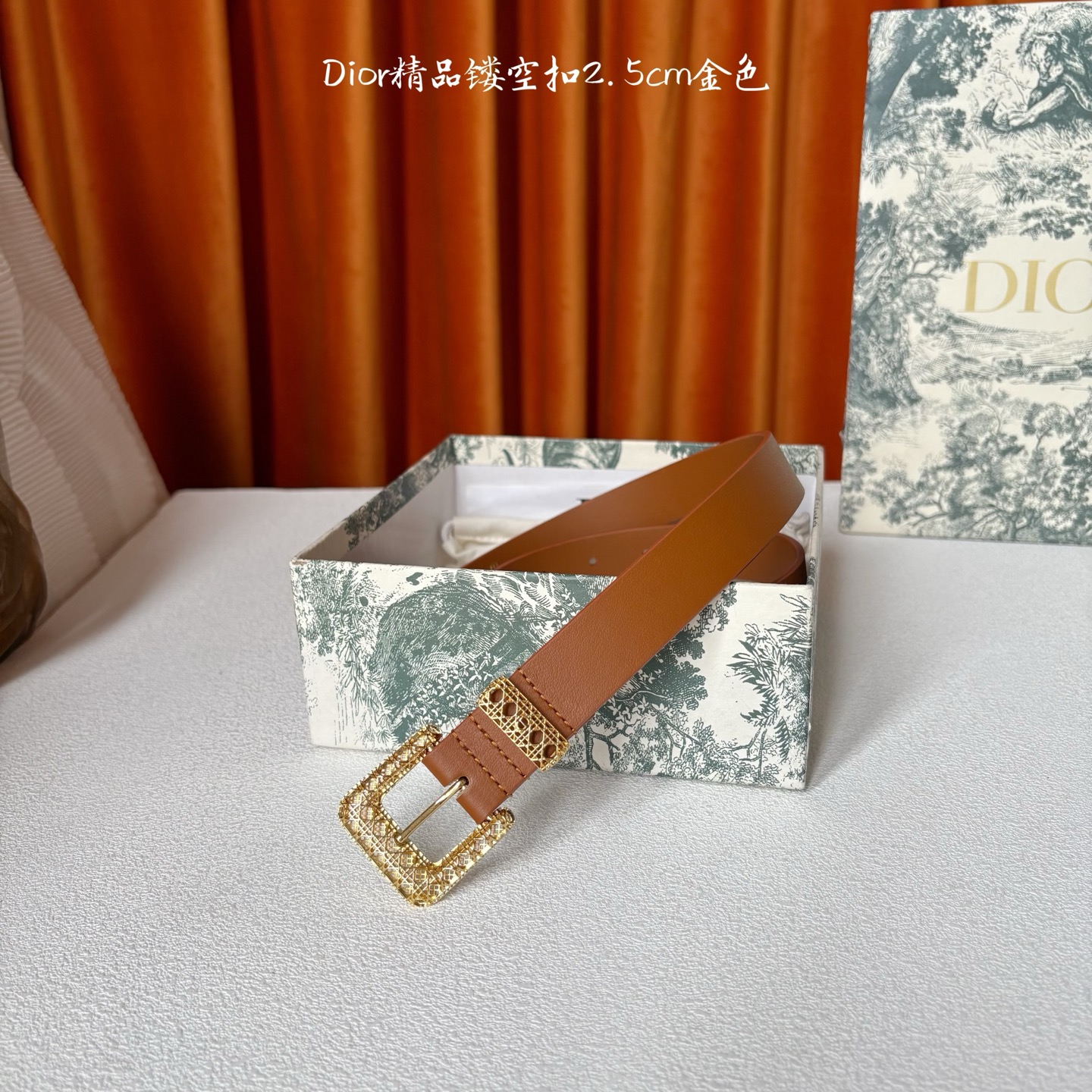 这款 Dior Cannage 腰带是二零二六早春成衣系列新品，重新诠释Dior 经典标识。采用光滑牛皮
