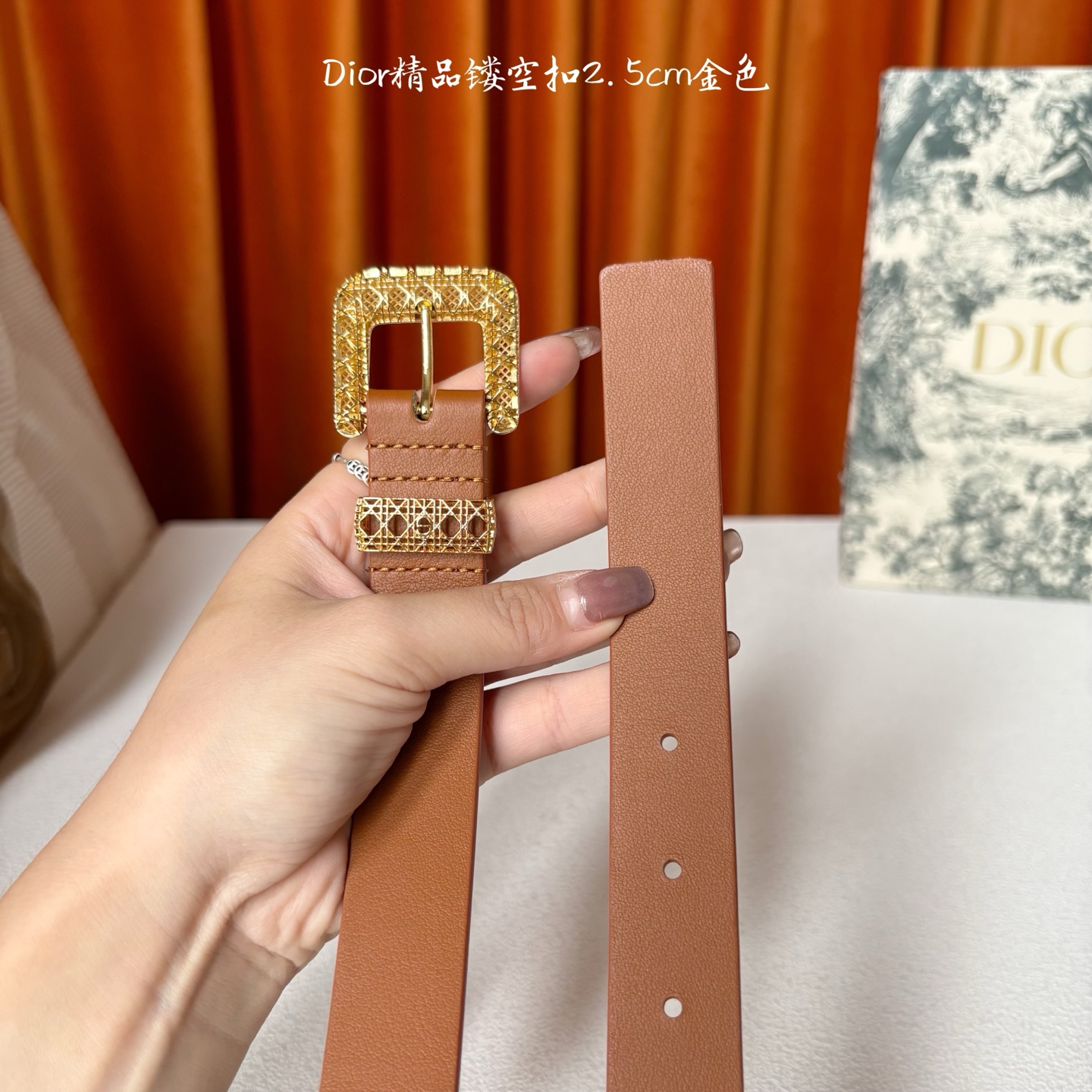 这款 Dior Cannage 腰带是二零二六早春成衣系列新品，重新诠释Dior 经典标识。采用光滑牛皮