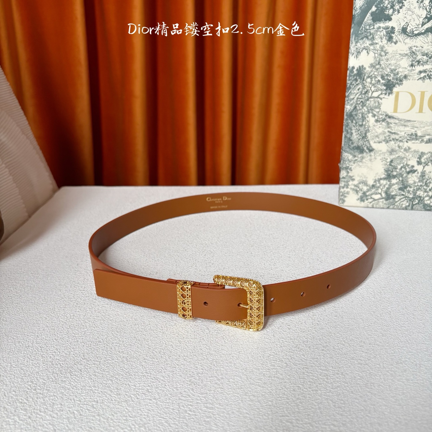 这款 Dior Cannage 腰带是二零二六早春成衣系列新品，重新诠释Dior 经典标识。采用光滑牛皮