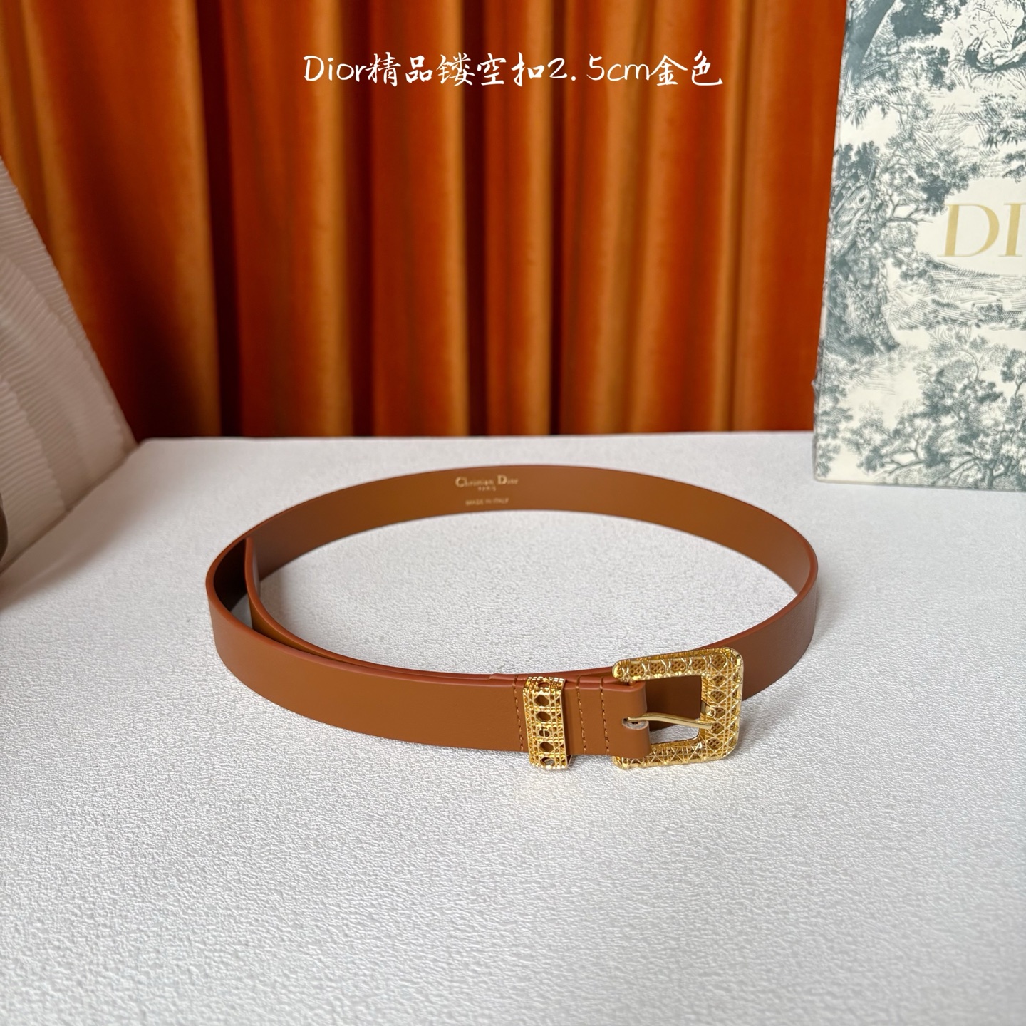 这款 Dior Cannage 腰带是二零二六早春成衣系列新品，重新诠释Dior 经典标识。采用光滑牛皮