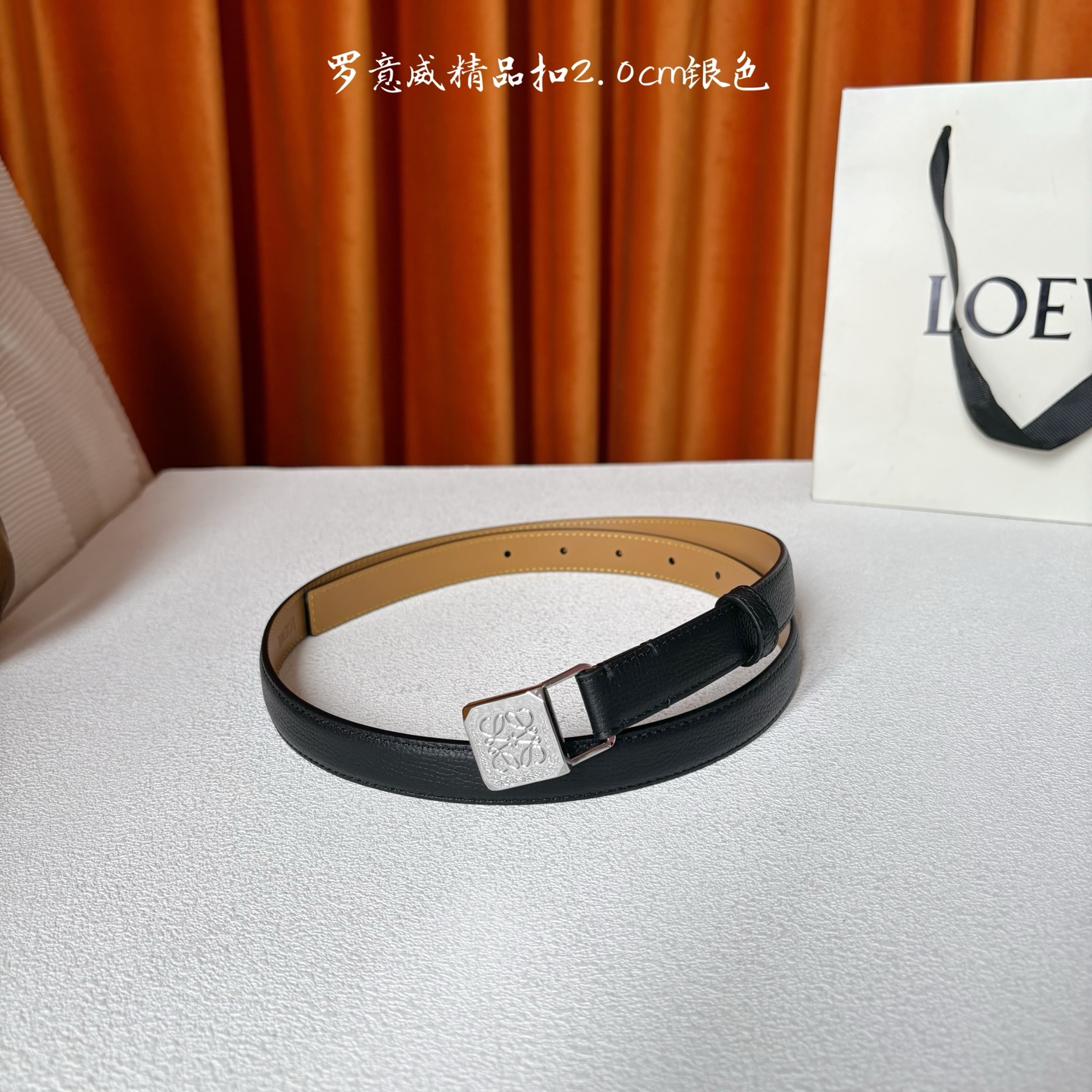 Loewe 鹅卵石纹牛皮腰带。方形带罗意威经典图案扣 宽2.0cm，五孔调节。黑色/银扣
