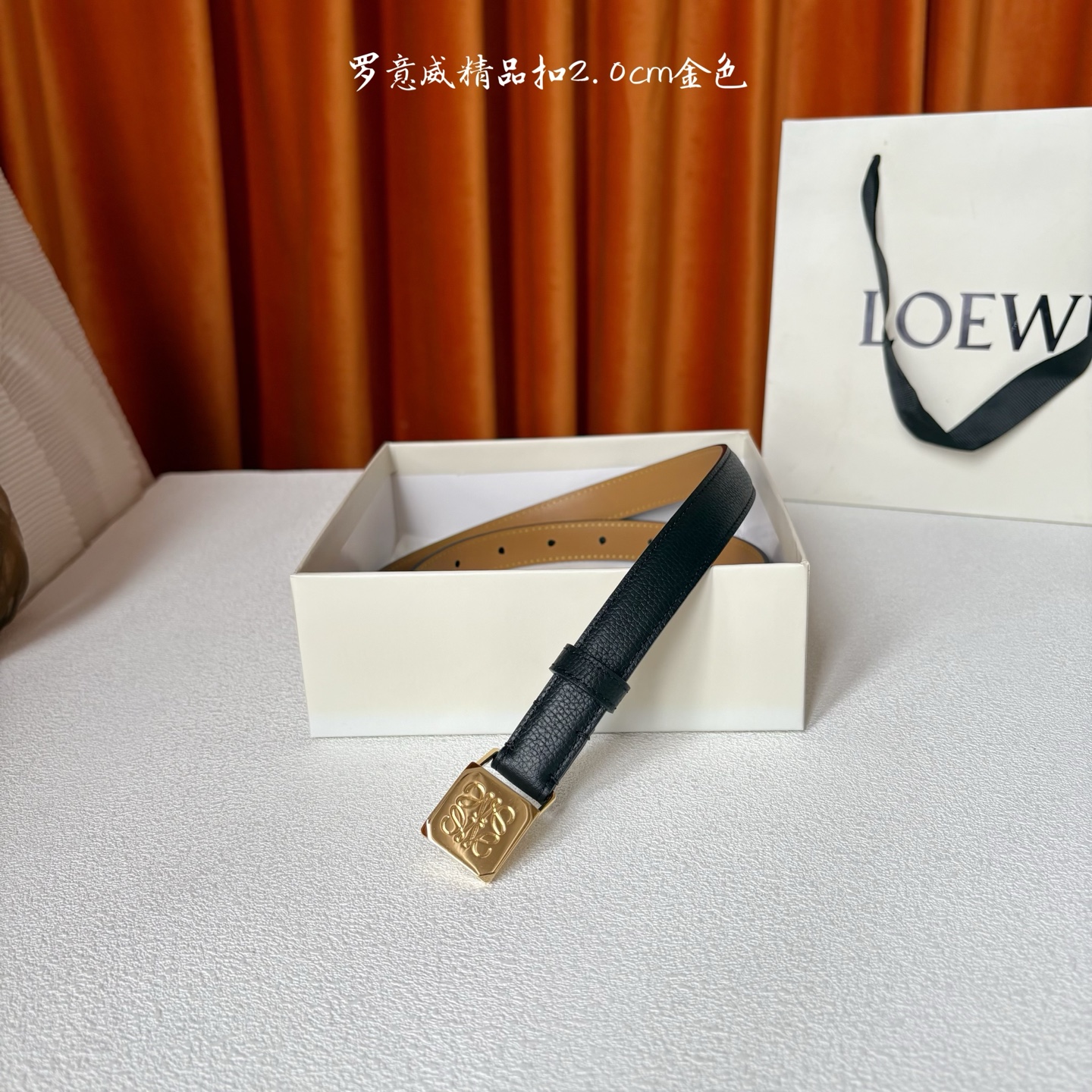 Loewe 鹅卵石纹牛皮腰带。方形带罗意威经典图案扣 宽2.0cm，五孔调节。黑色/金扣