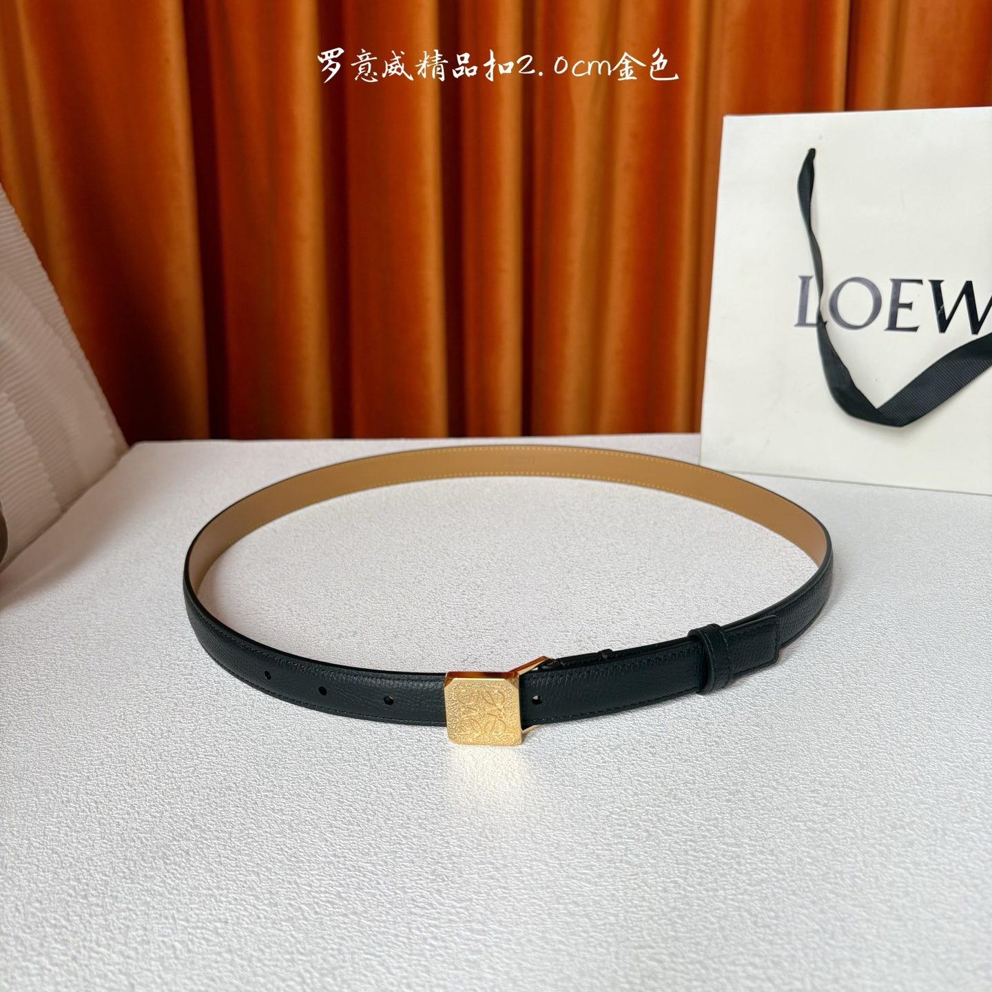 Loewe 鹅卵石纹牛皮腰带。方形带罗意威经典图案扣 宽2.0cm，五孔调节。黑色/金扣