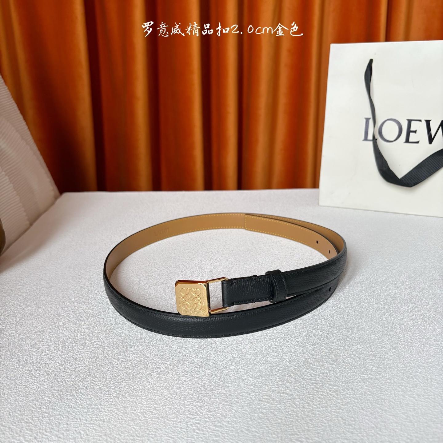 Loewe 鹅卵石纹牛皮腰带。方形带罗意威经典图案扣 宽2.0cm，五孔调节。黑色/金扣