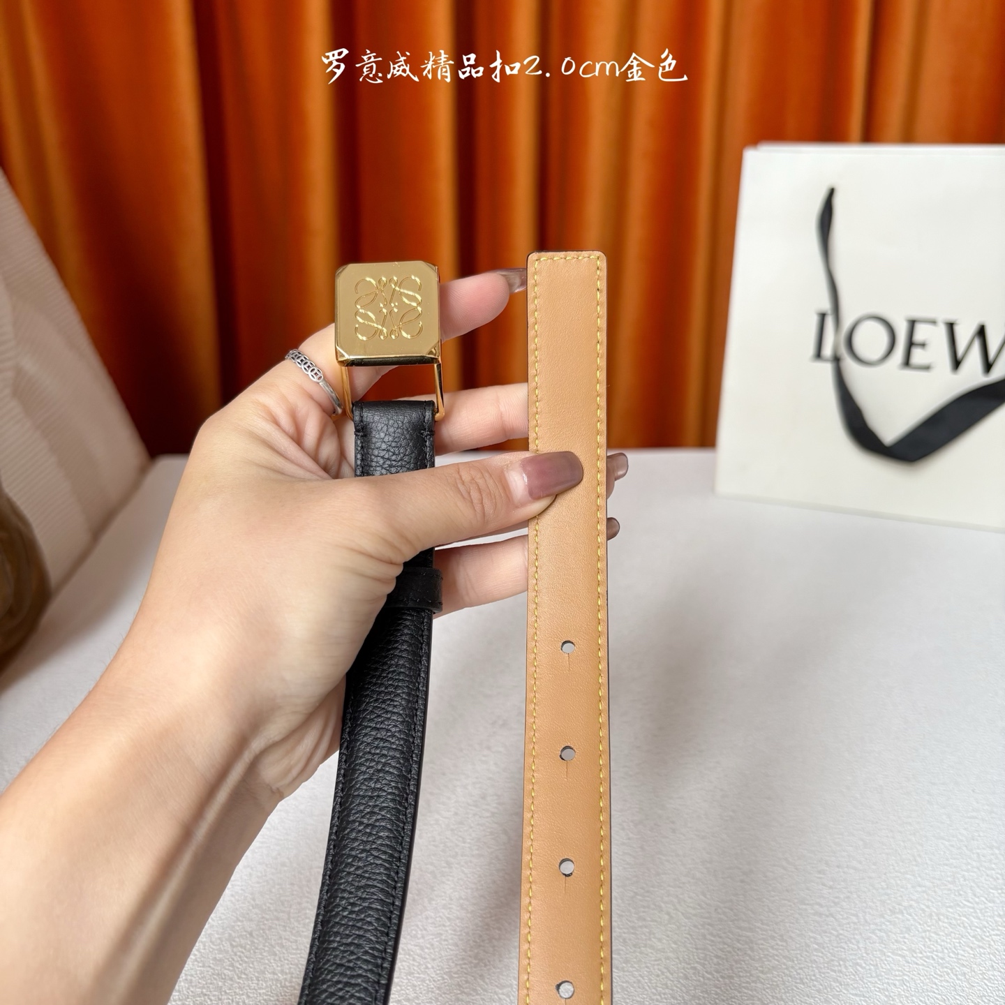 Loewe 鹅卵石纹牛皮腰带。方形带罗意威经典图案扣 宽2.0cm，五孔调节。黑色/金扣