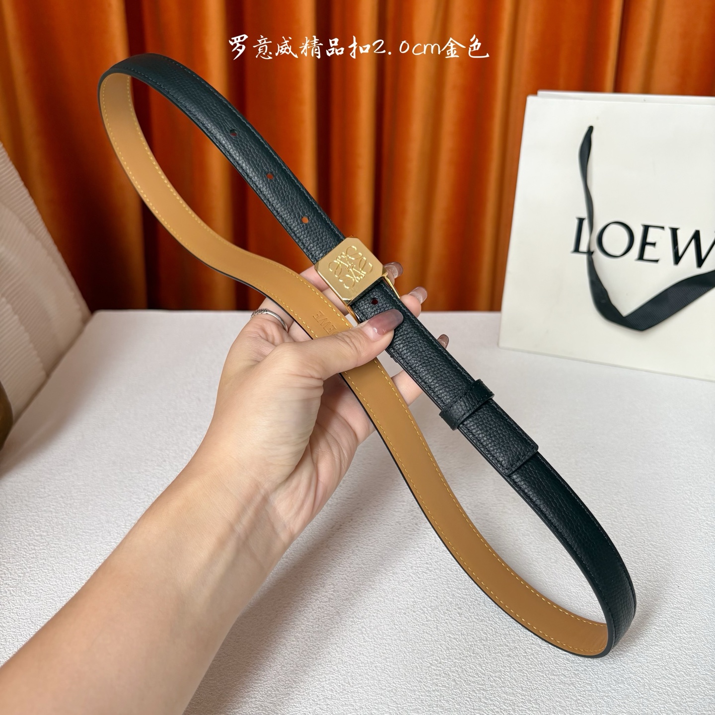 Loewe 鹅卵石纹牛皮腰带。方形带罗意威经典图案扣 宽2.0cm，五孔调节。黑色/金扣
