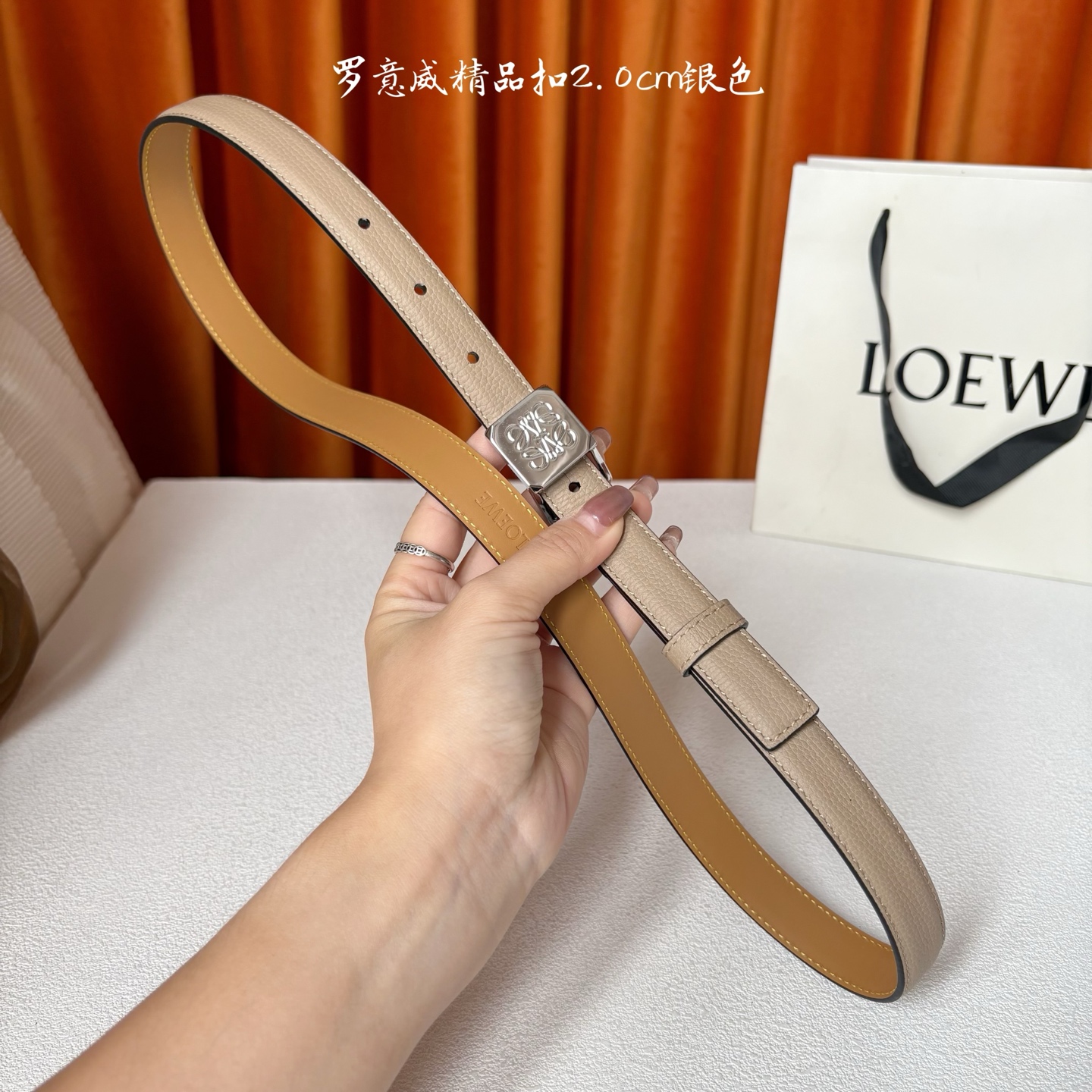 Loewe 鹅卵石纹牛皮腰带。方形带罗意威经典图案扣 宽2.0cm，五孔调节。暗沙色/银扣