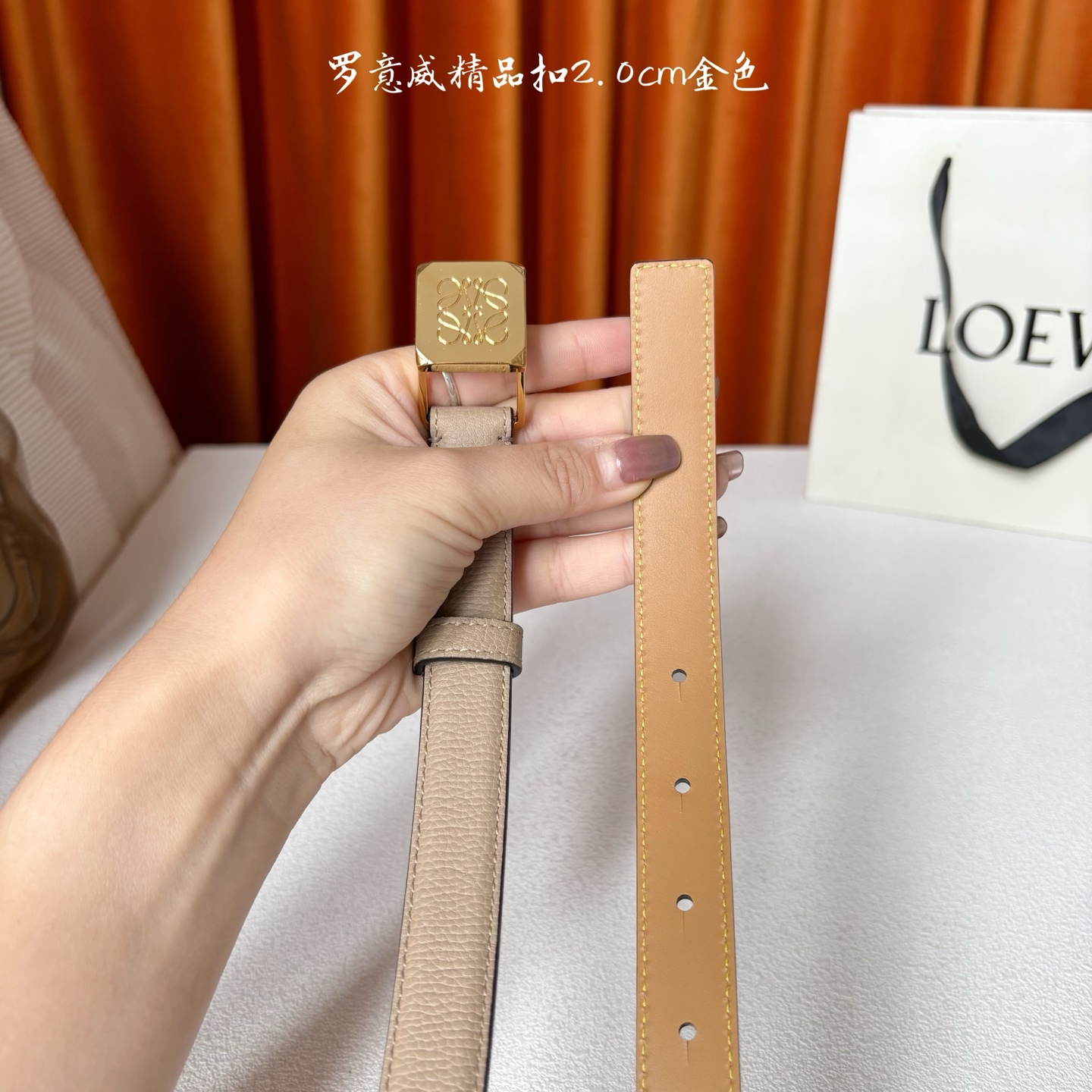 Loewe 鹅卵石纹牛皮腰带。方形带罗意威经典图案扣 宽2.0cm，五孔调节。暗沙色/银扣