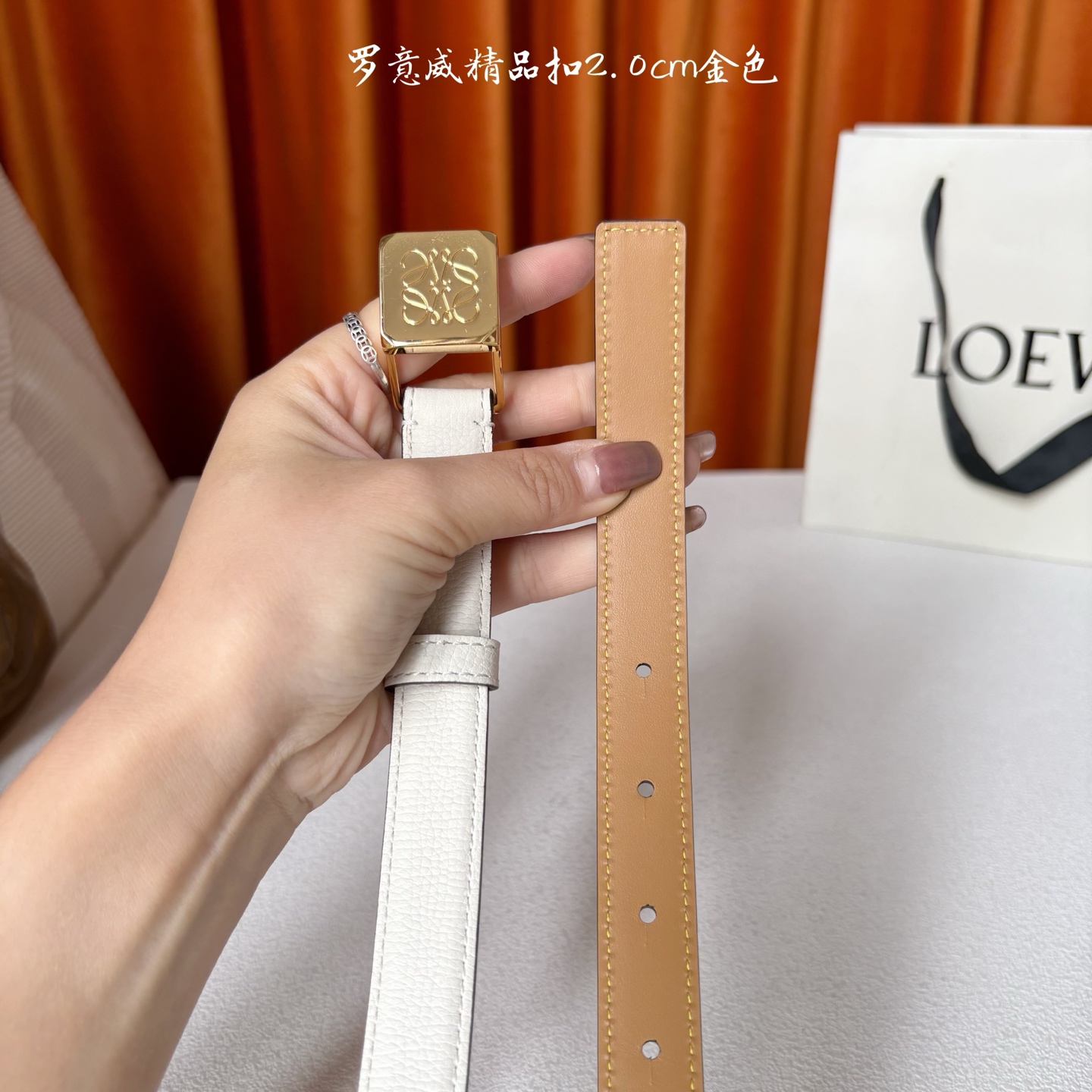 Loewe 鹅卵石纹牛皮腰带。方形带罗意威经典图案扣 宽2.0cm，五孔调节。白色/金扣