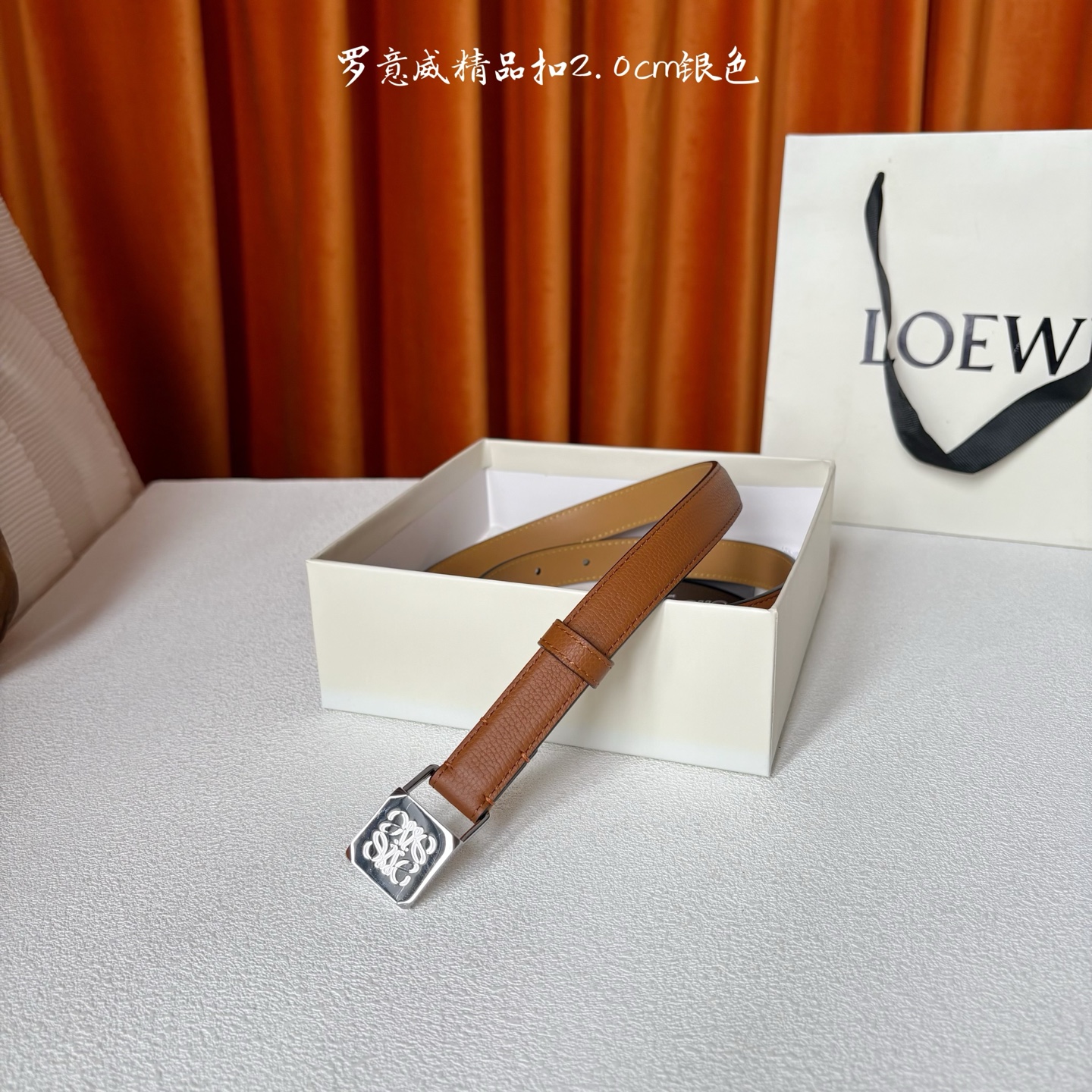 Loewe 鹅卵石纹牛皮腰带。方形带罗意威经典图案扣 宽2.0cm，五孔调节。焦糖色/银扣