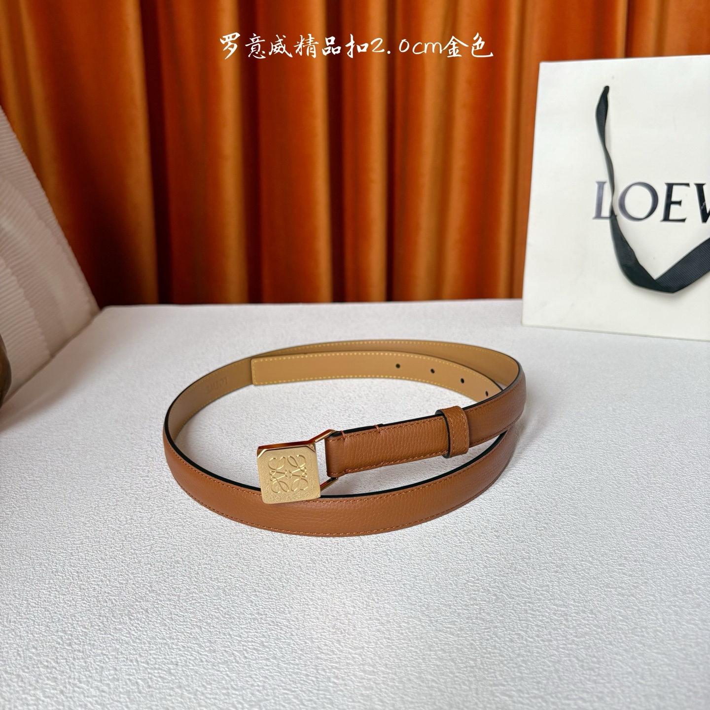 Loewe 鹅卵石纹牛皮腰带。方形带罗意威经典图案扣 宽2.0cm，五孔调节。焦糖色/金扣