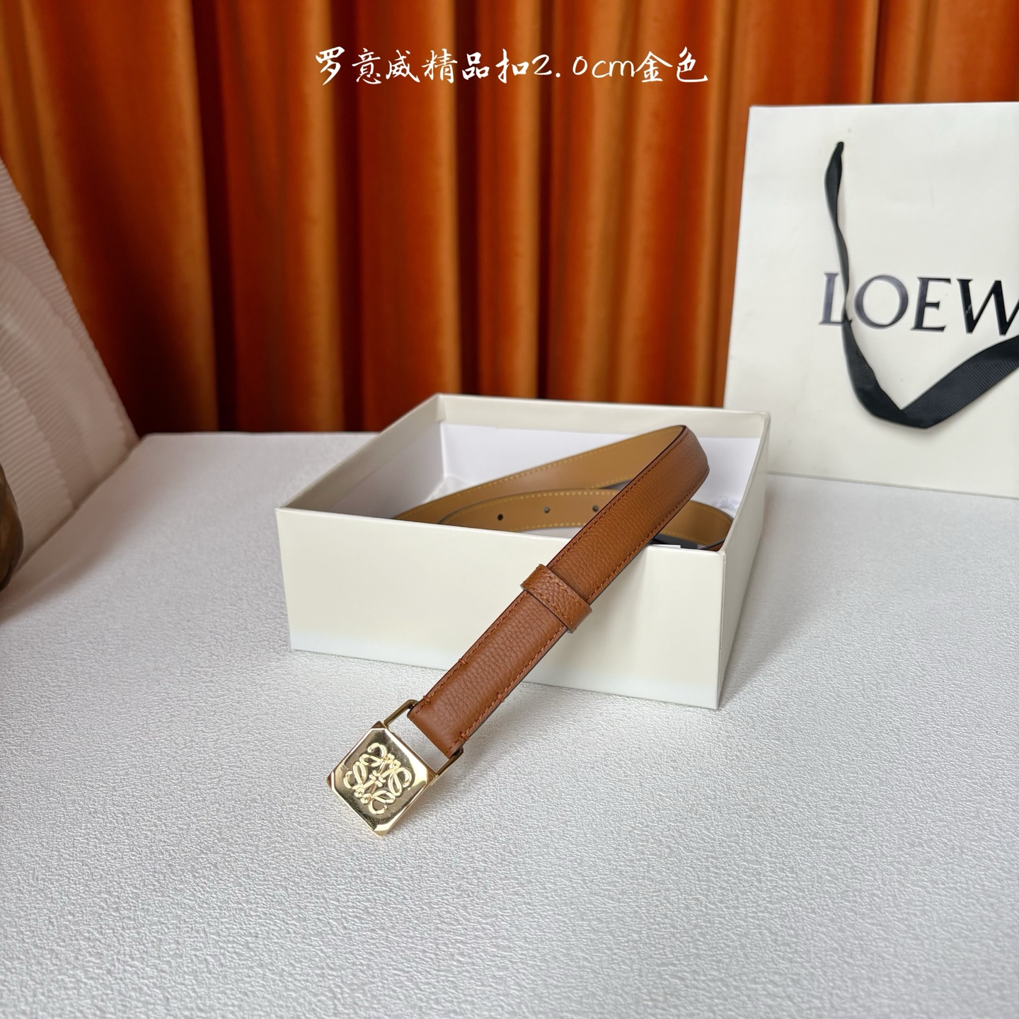 Loewe 鹅卵石纹牛皮腰带。方形带罗意威经典图案扣 宽2.0cm，五孔调节。焦糖色/金扣