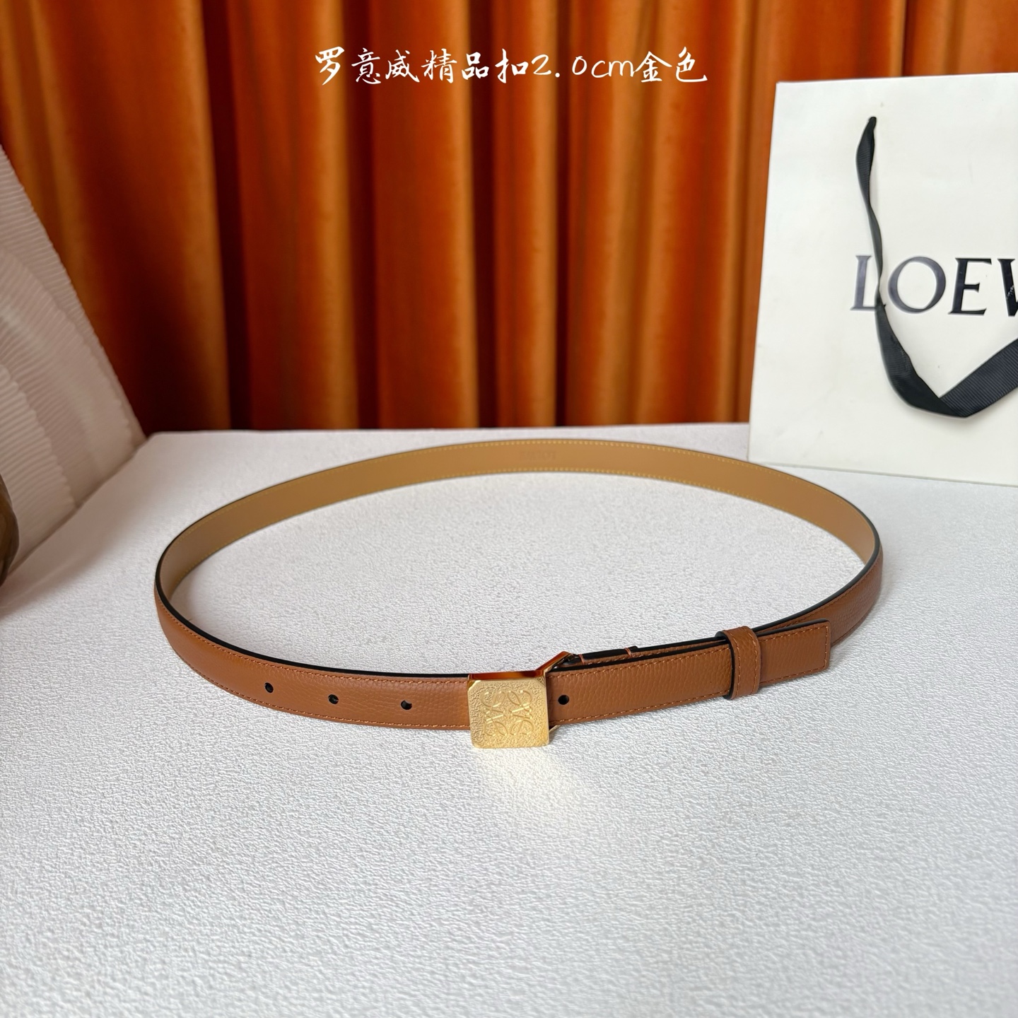 Loewe 鹅卵石纹牛皮腰带。方形带罗意威经典图案扣 宽2.0cm，五孔调节。焦糖色/金扣