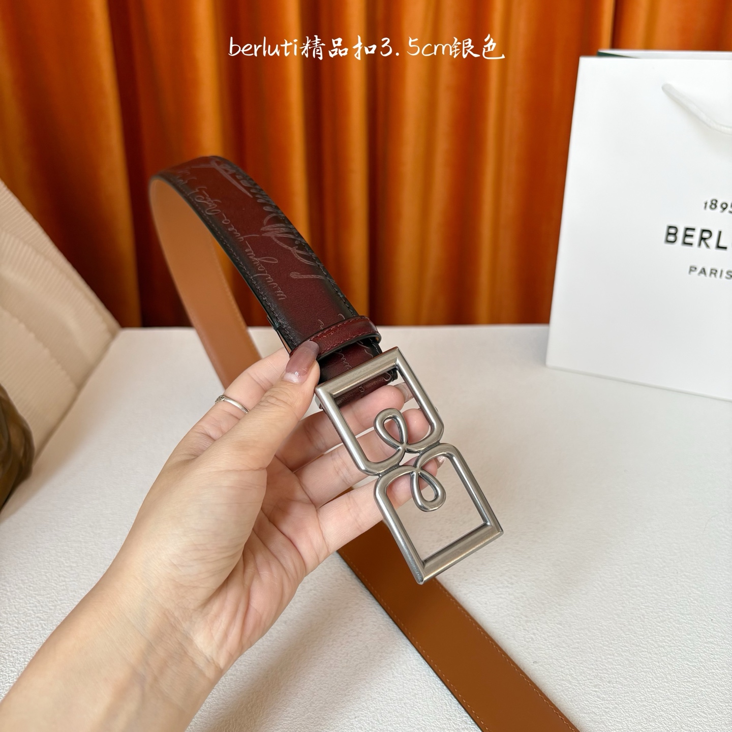 伯尔鲁帝 〖 Berluti 〗:采用意大利Venezia皮革和Patina古法染色工艺双面顶级头层小牛