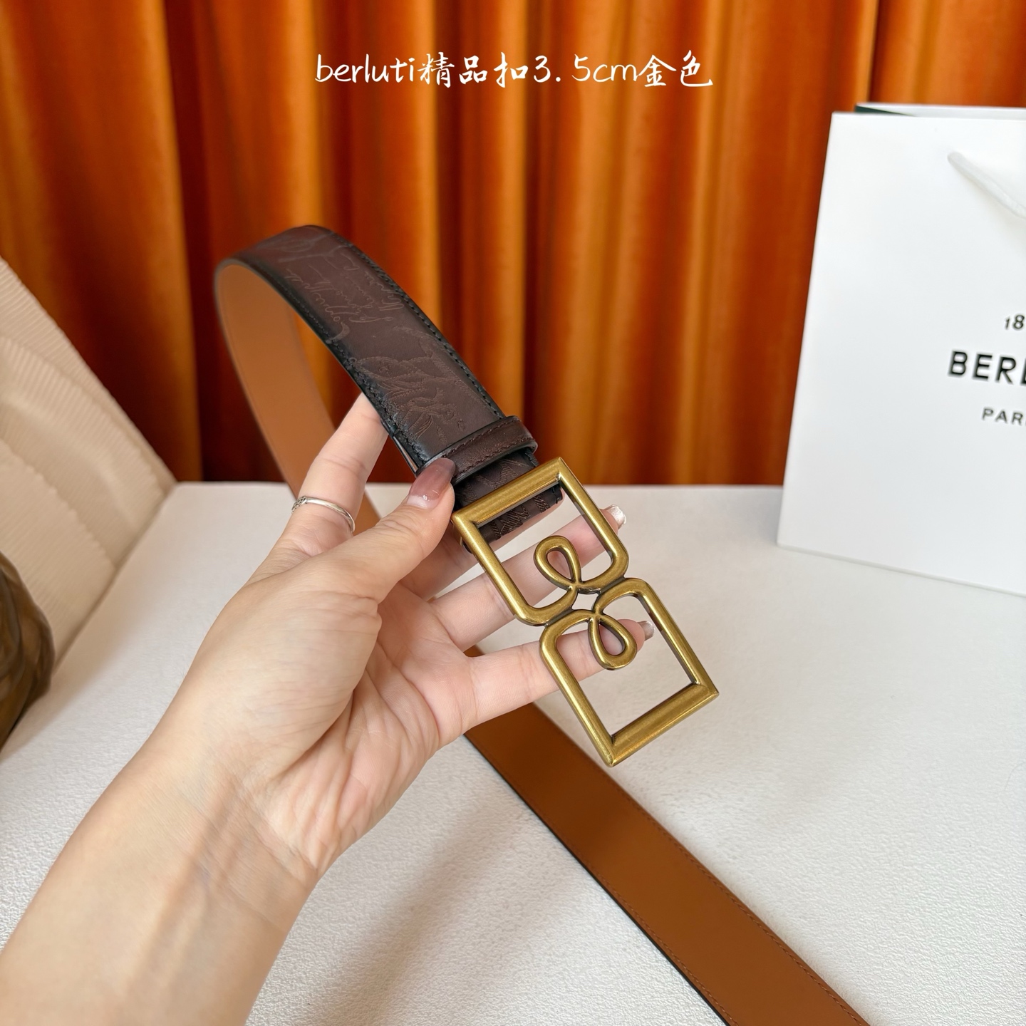 伯尔鲁帝 〖 Berluti 〗:采用意大利Venezia皮革和Patina古法染色工艺双面顶级头层小牛
