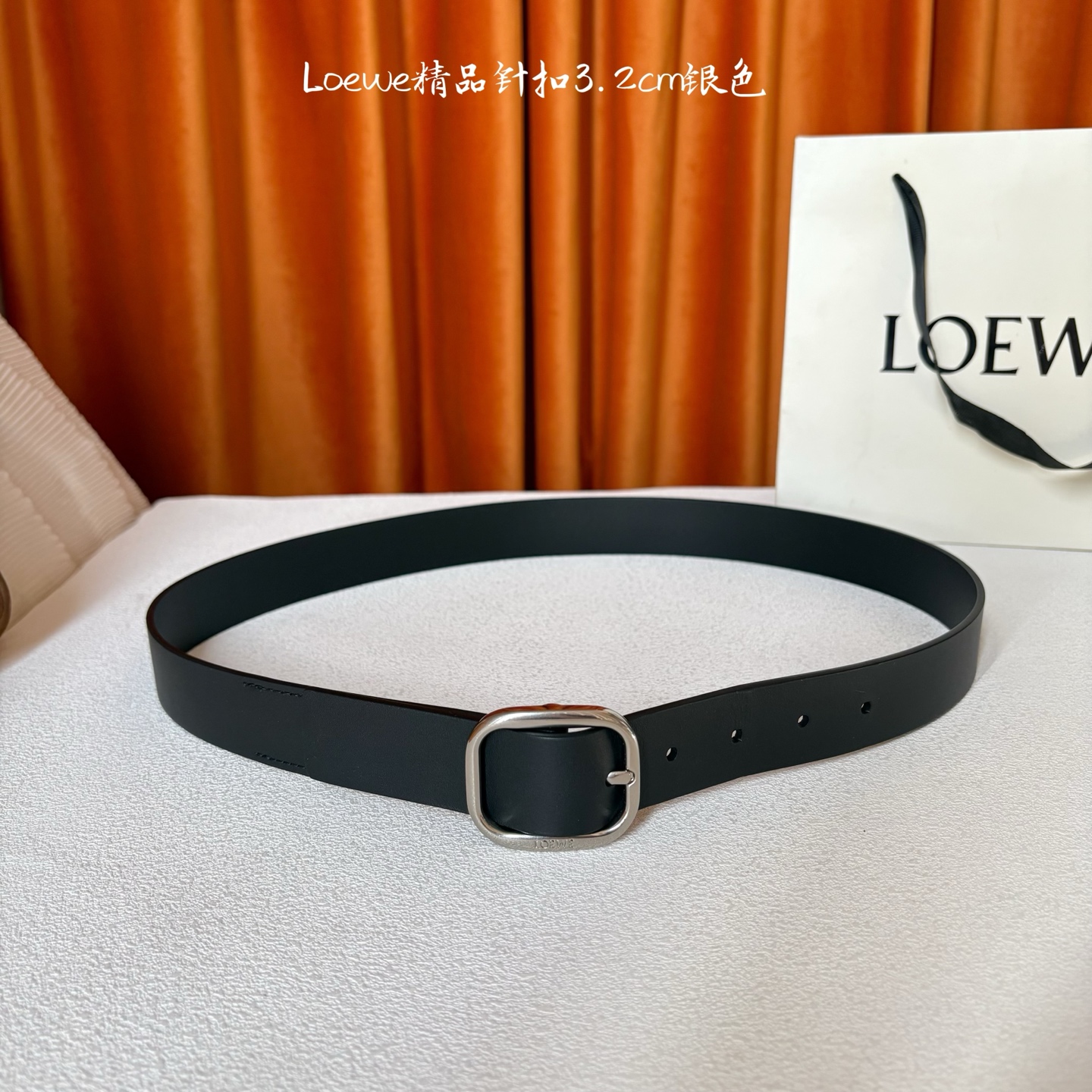 🅿️150  Loewe新款柔软粒面牛皮革腰带，圆形搭扣，3.2cm宽，五孔调节，镌刻LOEWE标志。颜色：黑色/银扣