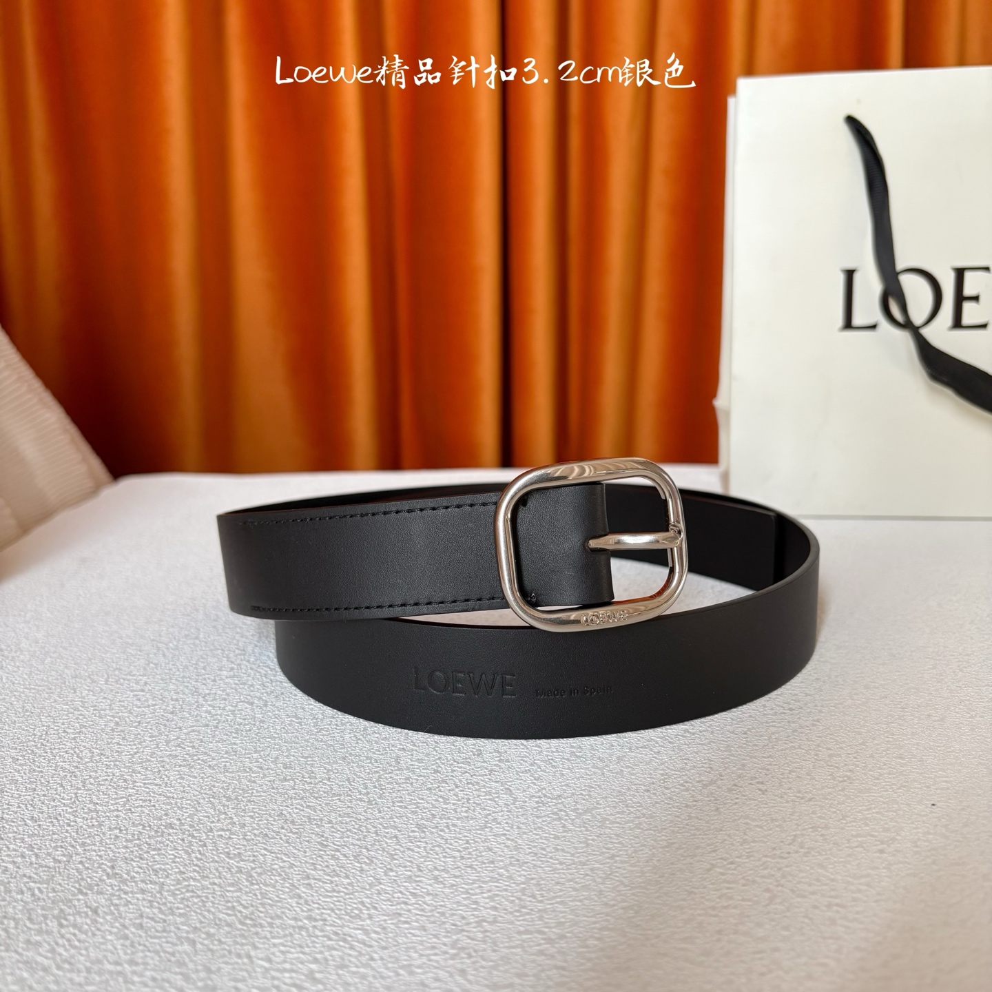 🅿️150  Loewe新款柔软粒面牛皮革腰带，圆形搭扣，3.2cm宽，五孔调节，镌刻LOEWE标志。颜色：黑色/银扣