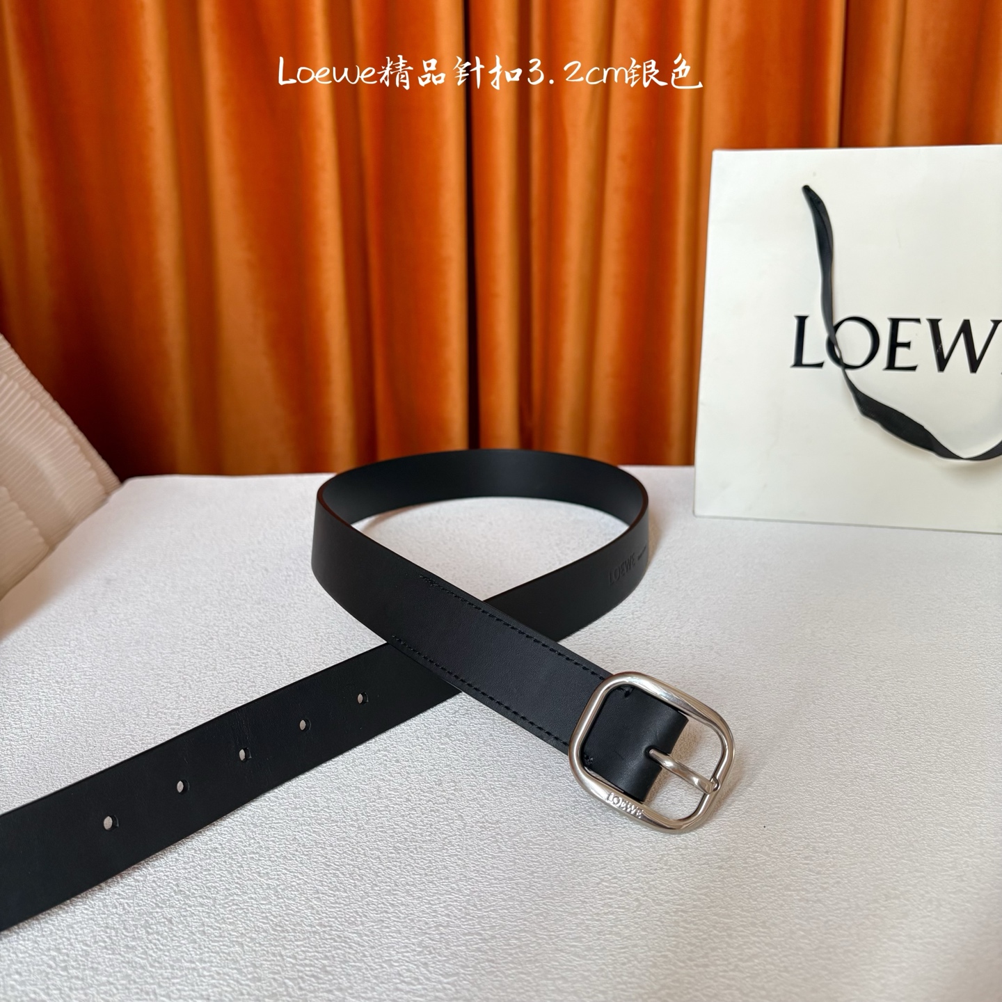 🅿️150  Loewe新款柔软粒面牛皮革腰带，圆形搭扣，3.2cm宽，五孔调节，镌刻LOEWE标志。颜色：黑色/银扣