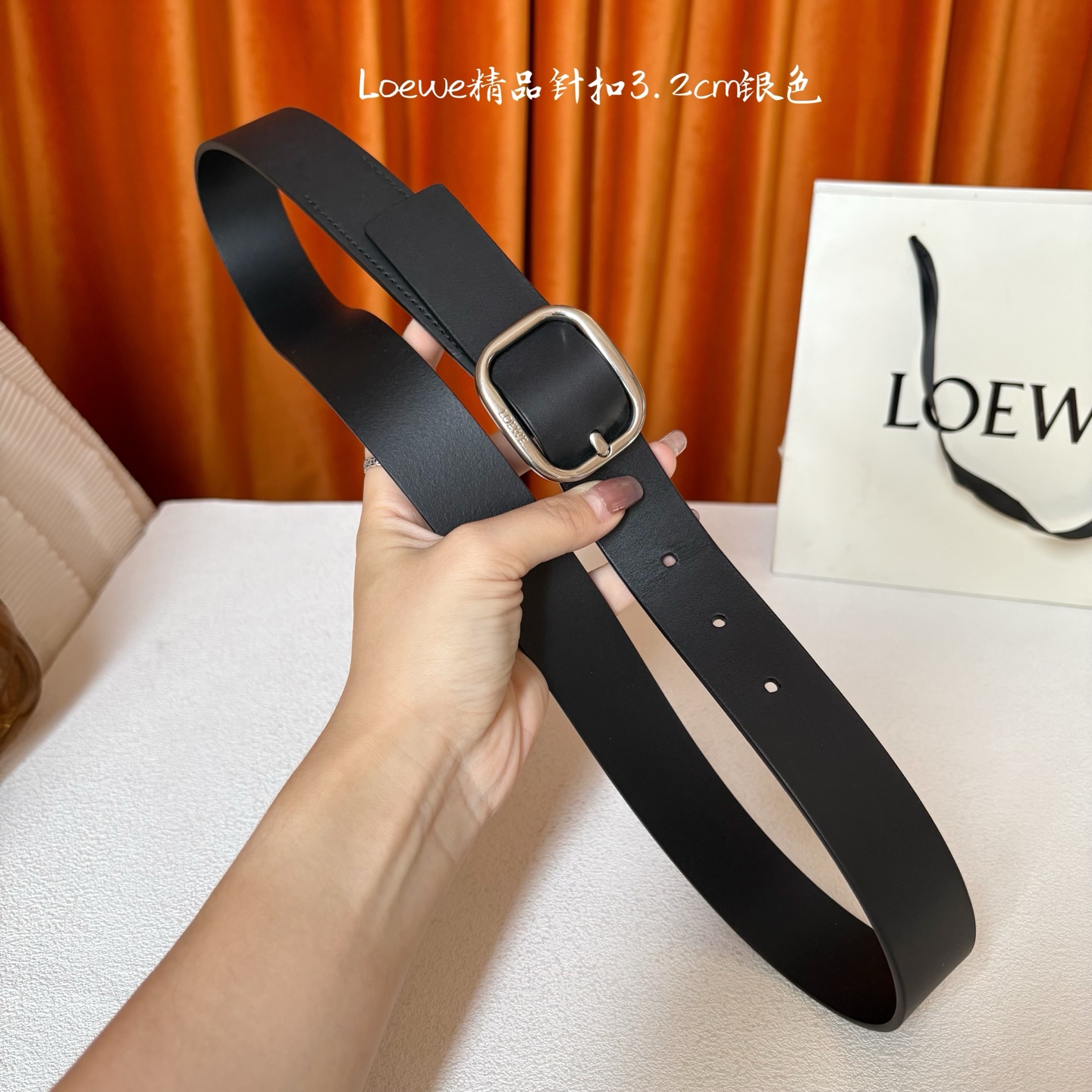 🅿️150  Loewe新款柔软粒面牛皮革腰带，圆形搭扣，3.2cm宽，五孔调节，镌刻LOEWE标志。颜色：黑色/银扣