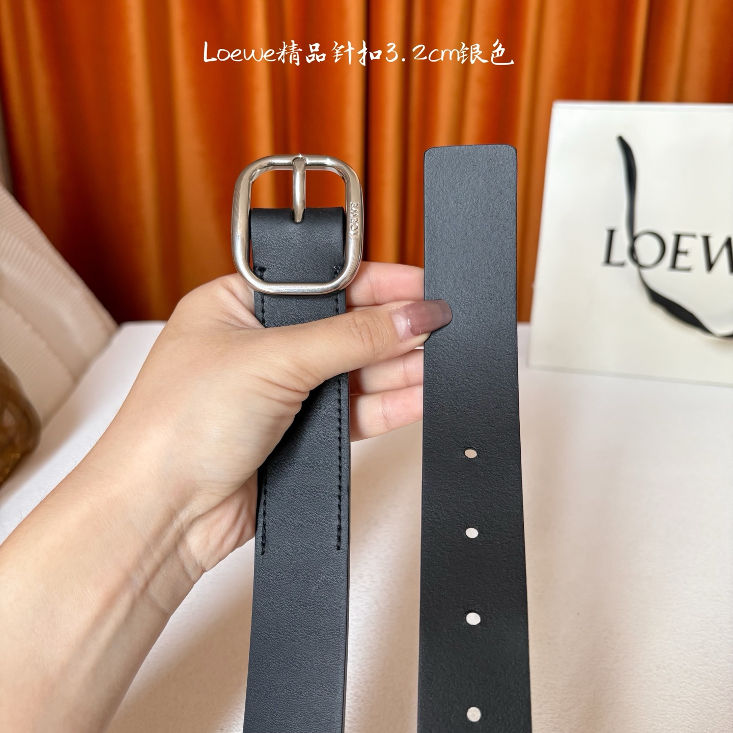 🅿️150  Loewe新款柔软粒面牛皮革腰带，圆形搭扣，3.2cm宽，五孔调节，镌刻LOEWE标志。颜色：黑色/银扣