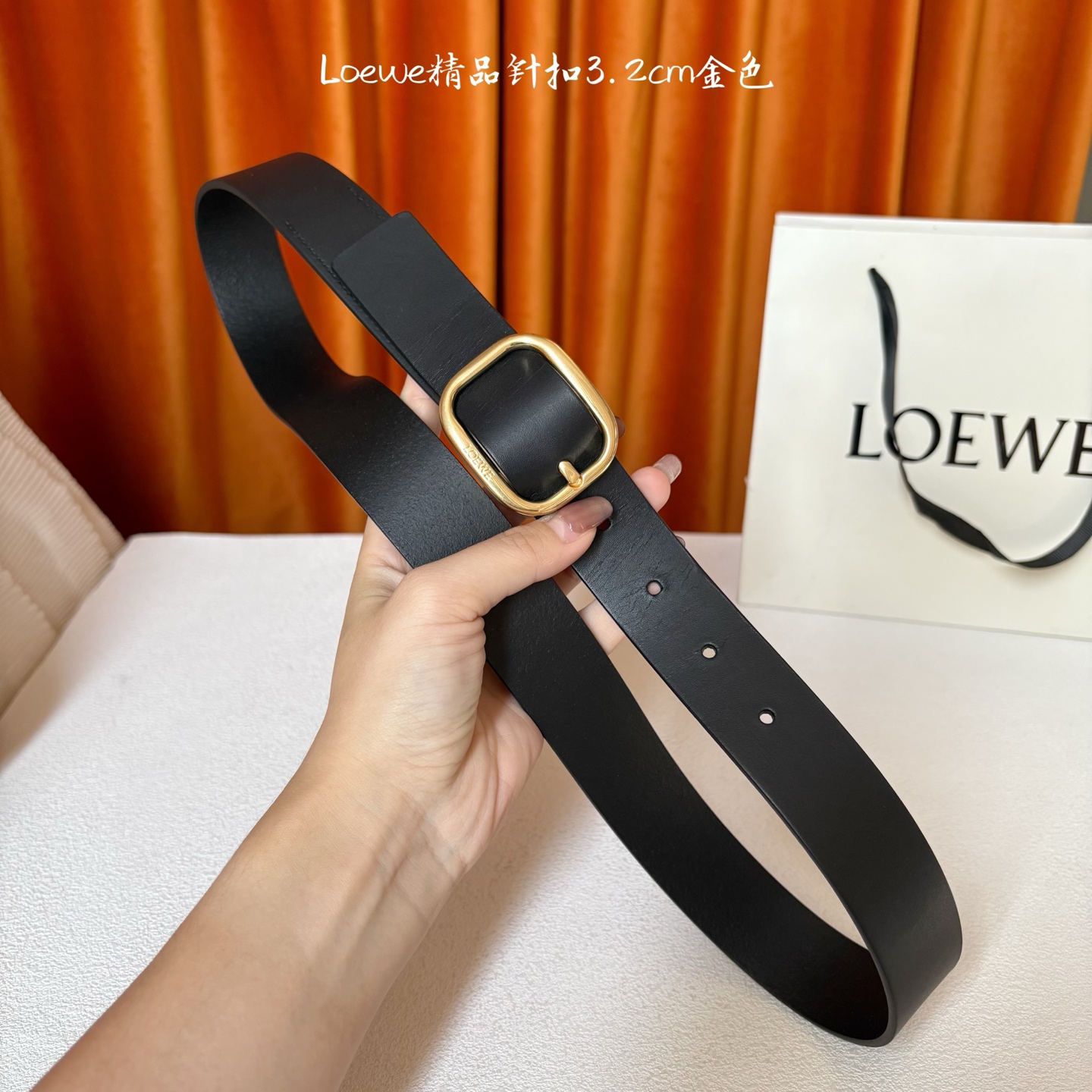 🅿️150  Loewe新款柔软粒面牛皮革腰带，圆形搭扣，3.2cm宽，五孔调节，镌刻LOEWE标志。颜色：黑色/金扣