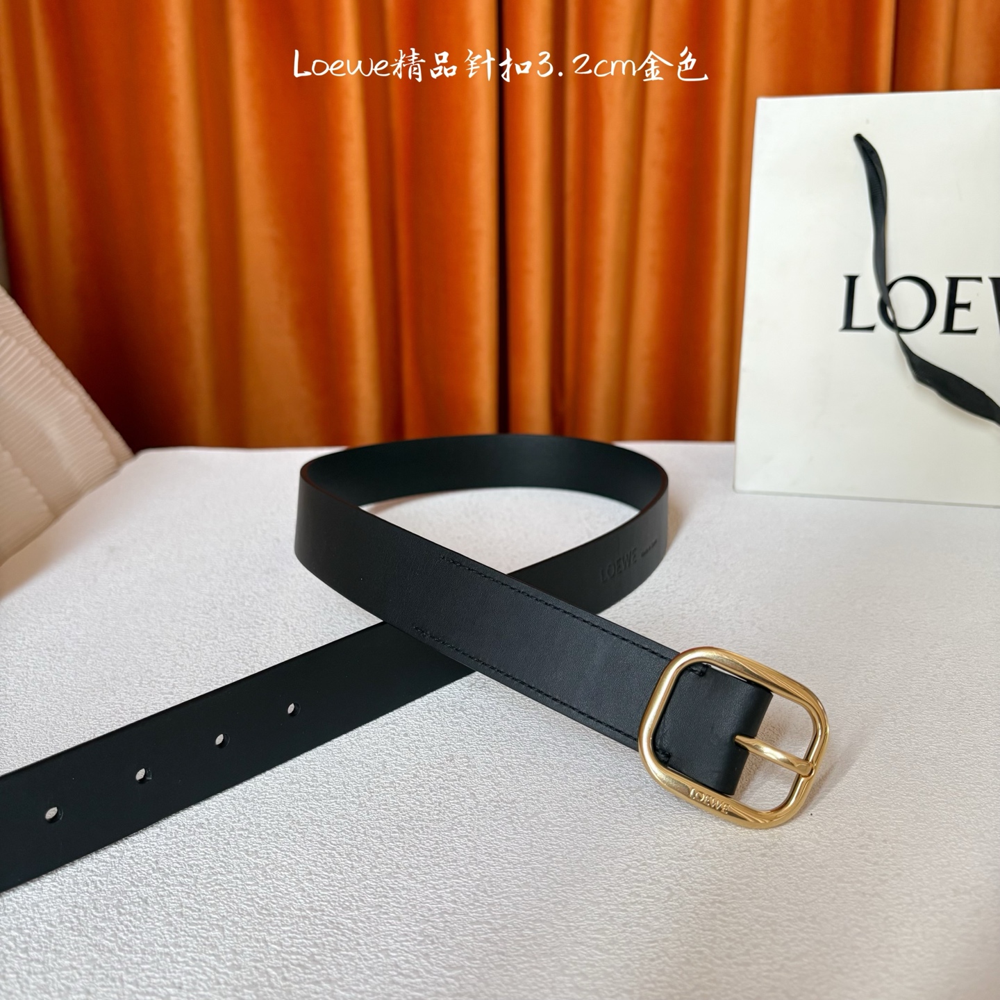 🅿️150  Loewe新款柔软粒面牛皮革腰带，圆形搭扣，3.2cm宽，五孔调节，镌刻LOEWE标志。颜色：黑色/金扣