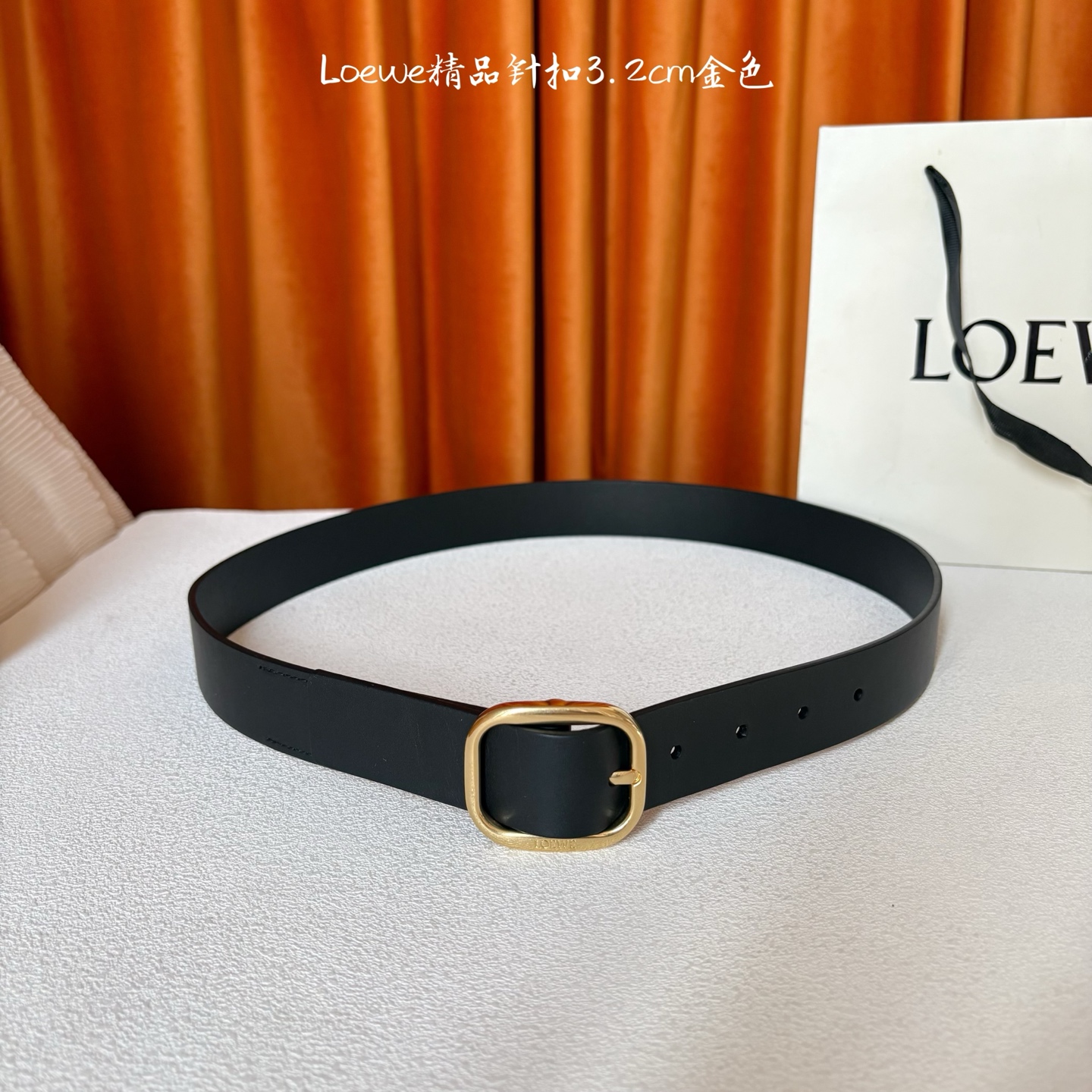 🅿️150  Loewe新款柔软粒面牛皮革腰带，圆形搭扣，3.2cm宽，五孔调节，镌刻LOEWE标志。颜色：黑色/金扣