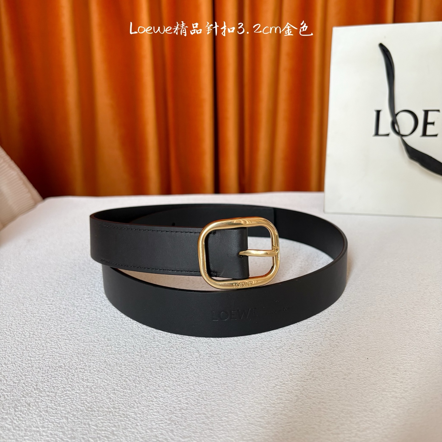 🅿️150  Loewe新款柔软粒面牛皮革腰带，圆形搭扣，3.2cm宽，五孔调节，镌刻LOEWE标志。颜色：黑色/金扣