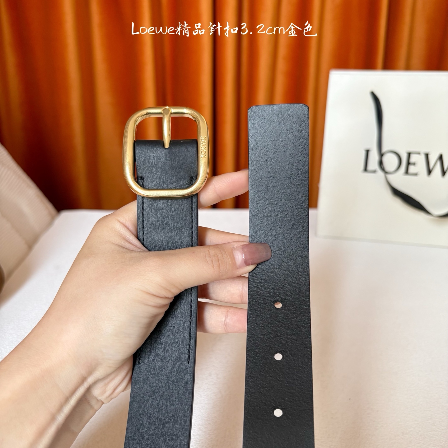 🅿️150  Loewe新款柔软粒面牛皮革腰带，圆形搭扣，3.2cm宽，五孔调节，镌刻LOEWE标志。颜色：黑色/金扣