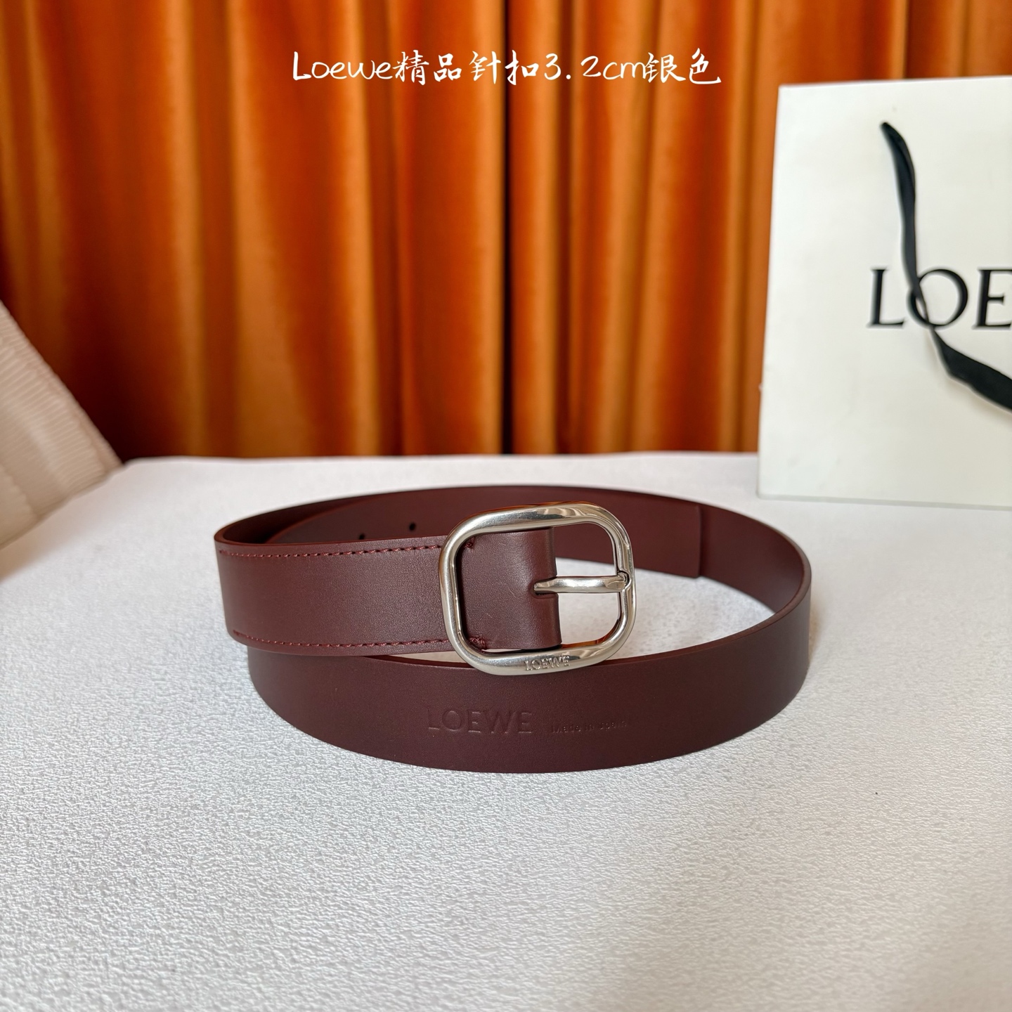 🅿️150  Loewe新款柔软粒面牛皮革腰带，圆形搭扣，3.2cm宽，五孔调节，镌刻LOEWE标志。颜色：黑色/银扣