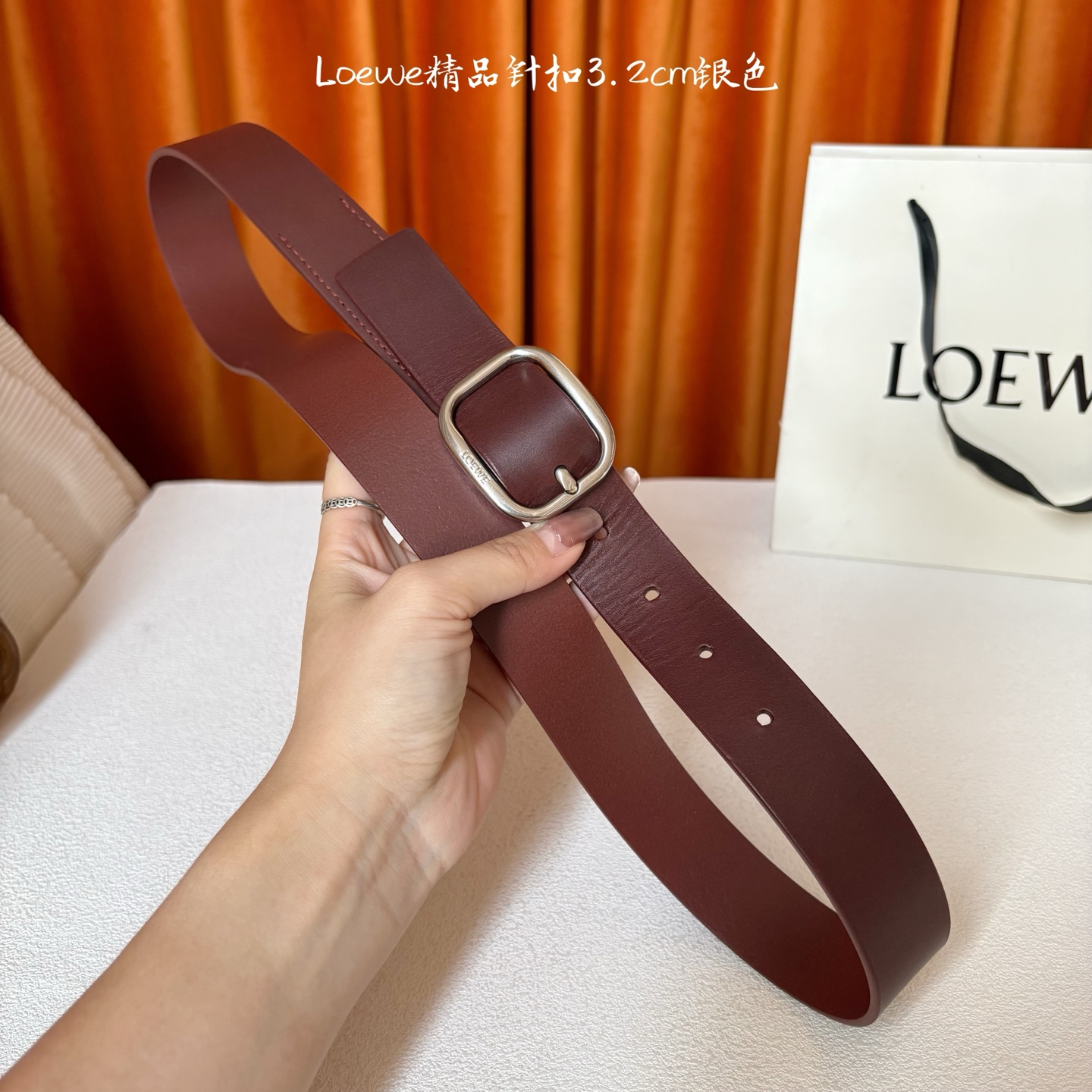 🅿️150  Loewe新款柔软粒面牛皮革腰带，圆形搭扣，3.2cm宽，五孔调节，镌刻LOEWE标志。颜色：黑色/银扣