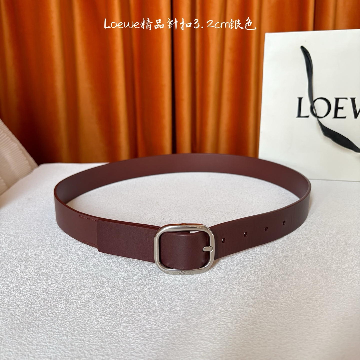 🅿️150  Loewe新款柔软粒面牛皮革腰带，圆形搭扣，3.2cm宽，五孔调节，镌刻LOEWE标志。颜色：黑色/银扣