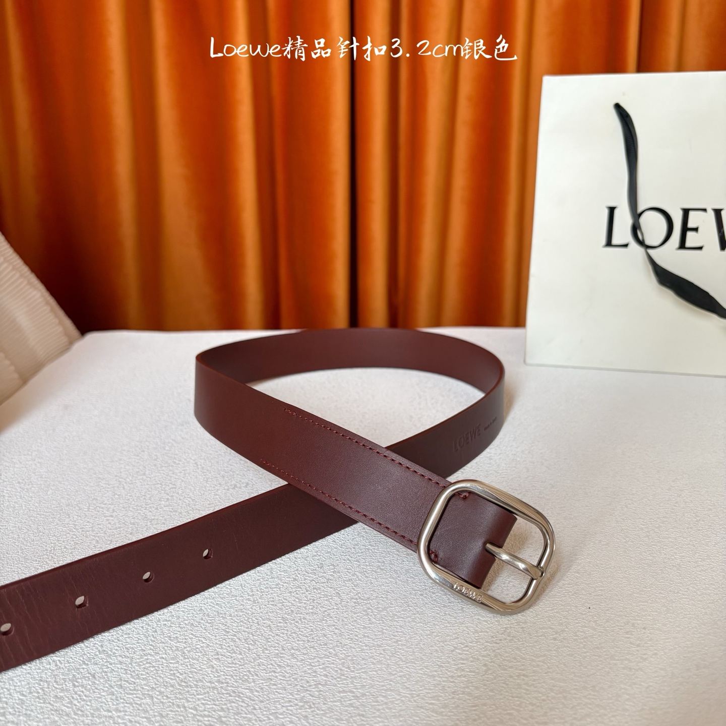 🅿️150  Loewe新款柔软粒面牛皮革腰带，圆形搭扣，3.2cm宽，五孔调节，镌刻LOEWE标志。颜色：黑色/银扣