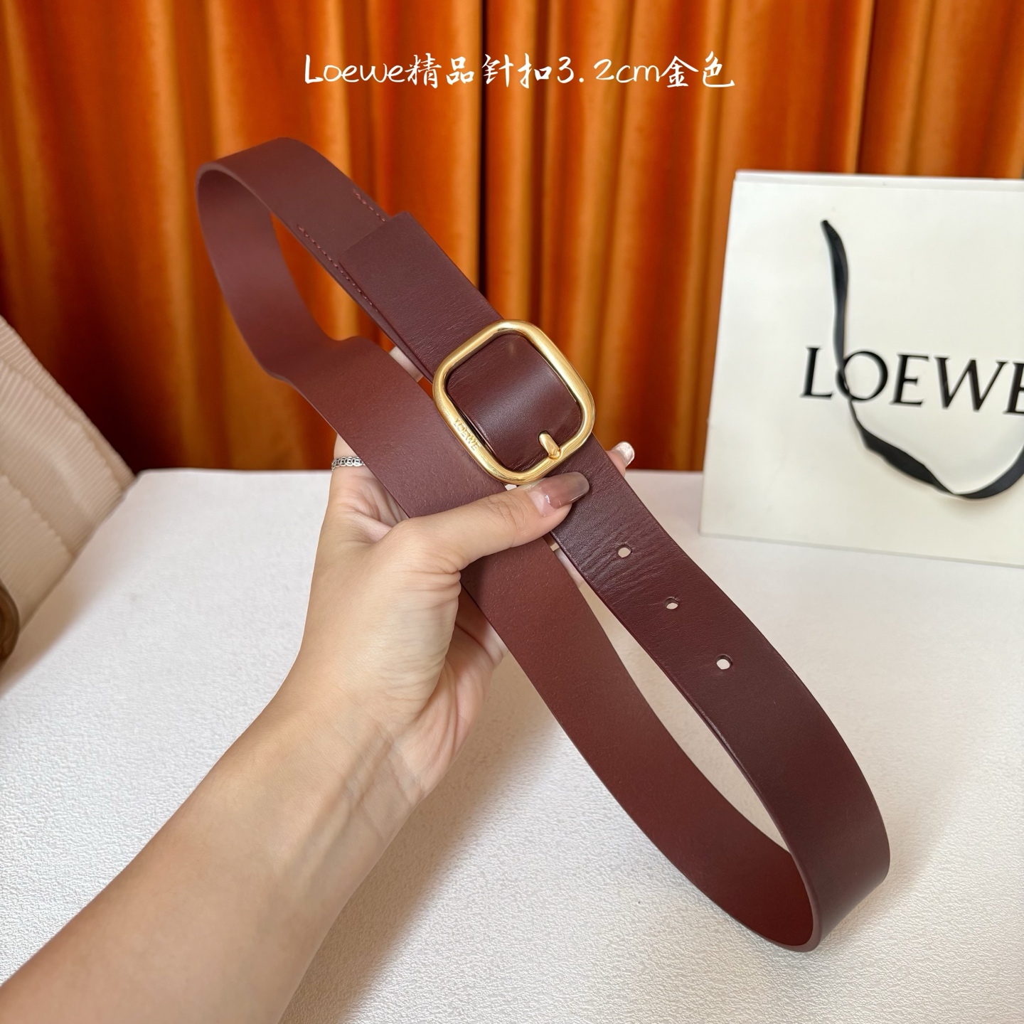 🅿️150  Loewe新款柔软粒面牛皮革腰带，圆形搭扣，3.2cm宽，五孔调节，镌刻LOEWE标志。颜色：红棕色/金扣